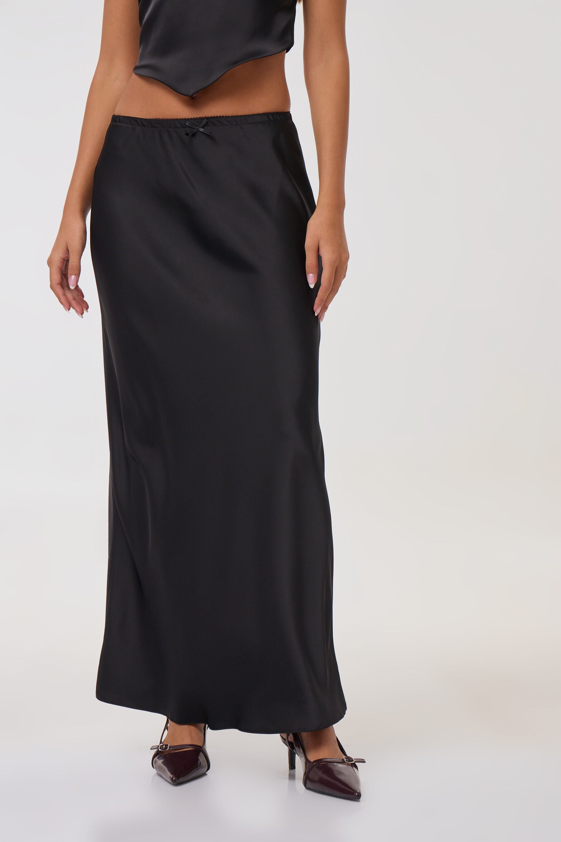 חצאית מקסי סאטן עם סרט