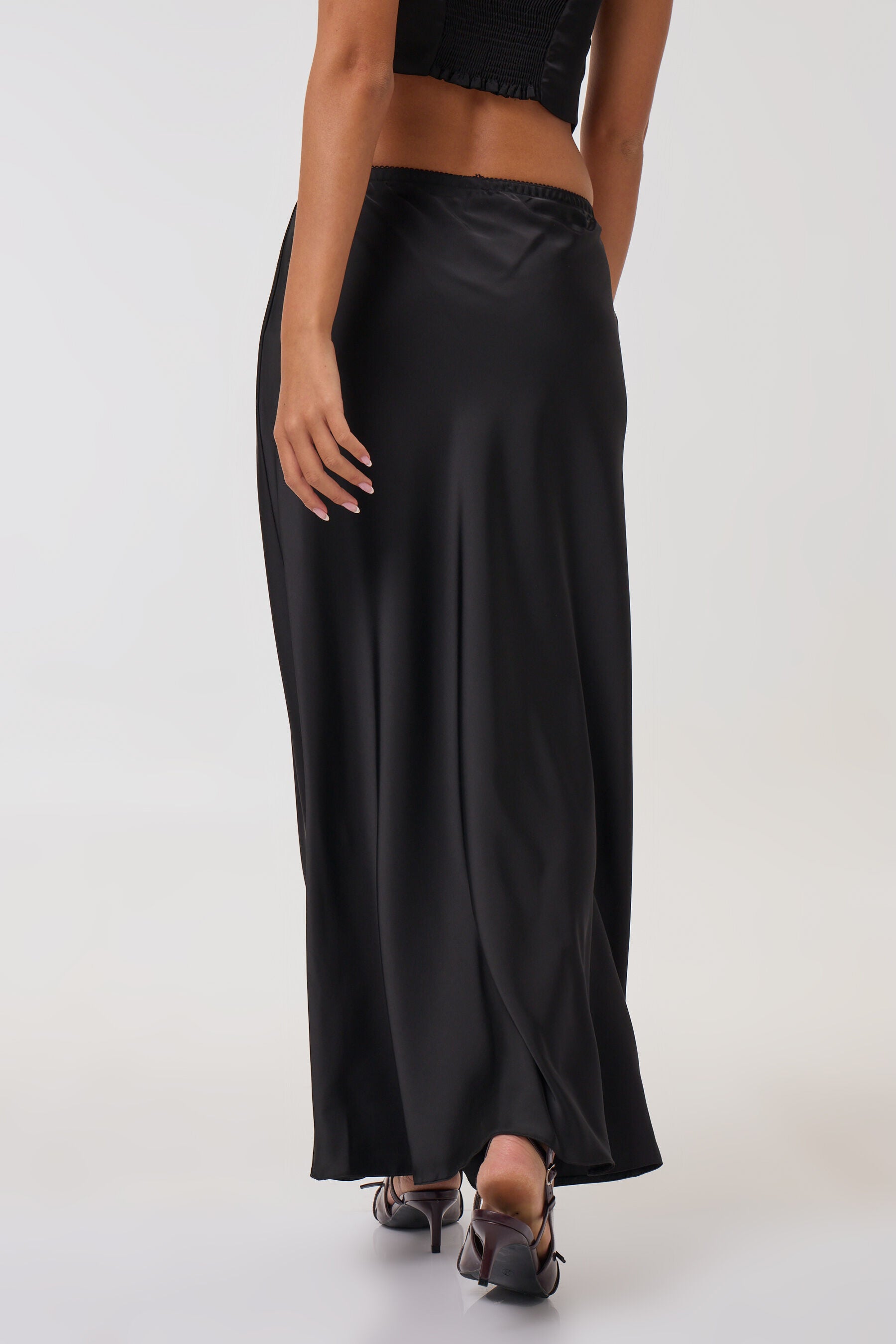 חצאית מקסי סאטן עם סרט