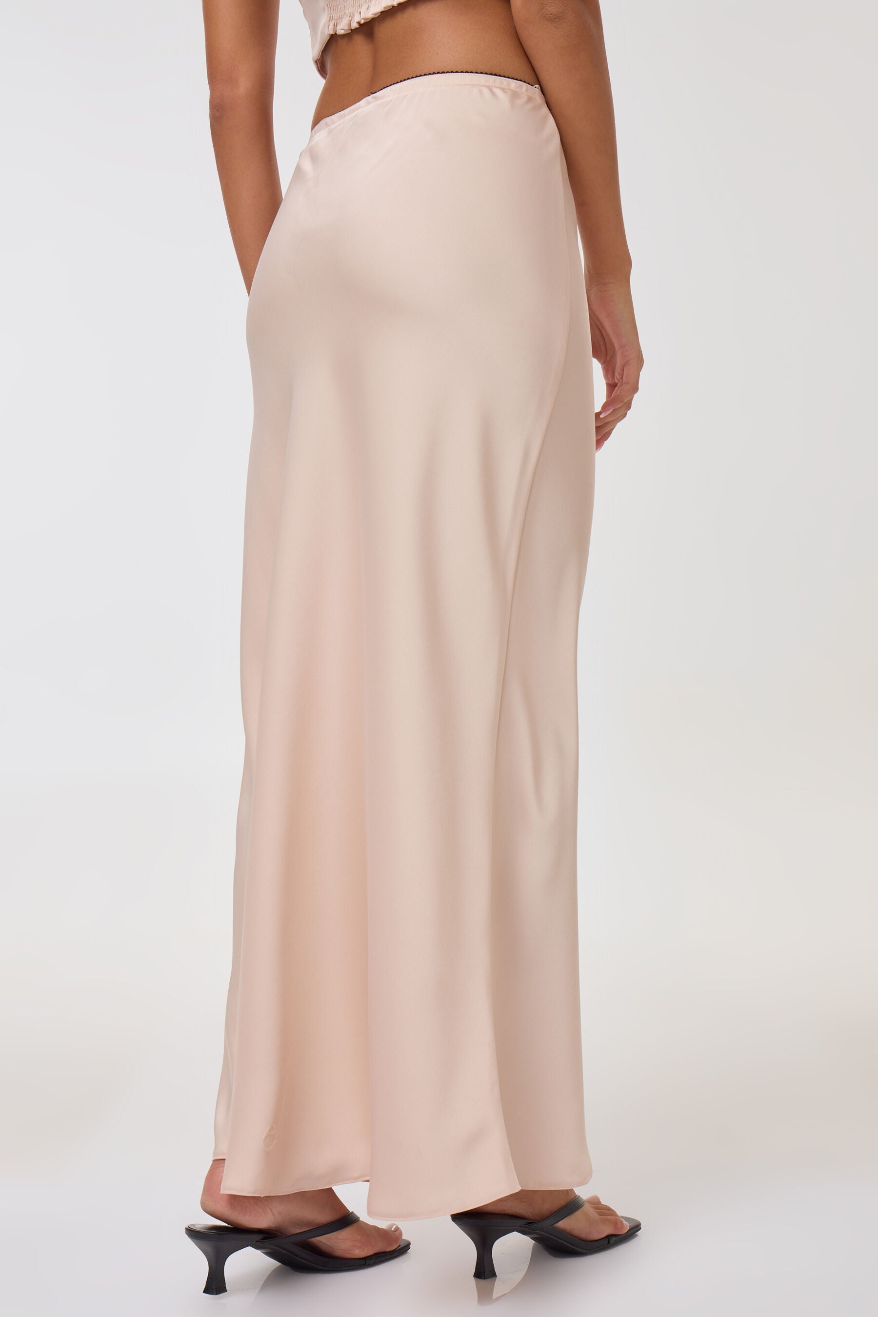 חצאית מקסי סאטן עם סרט