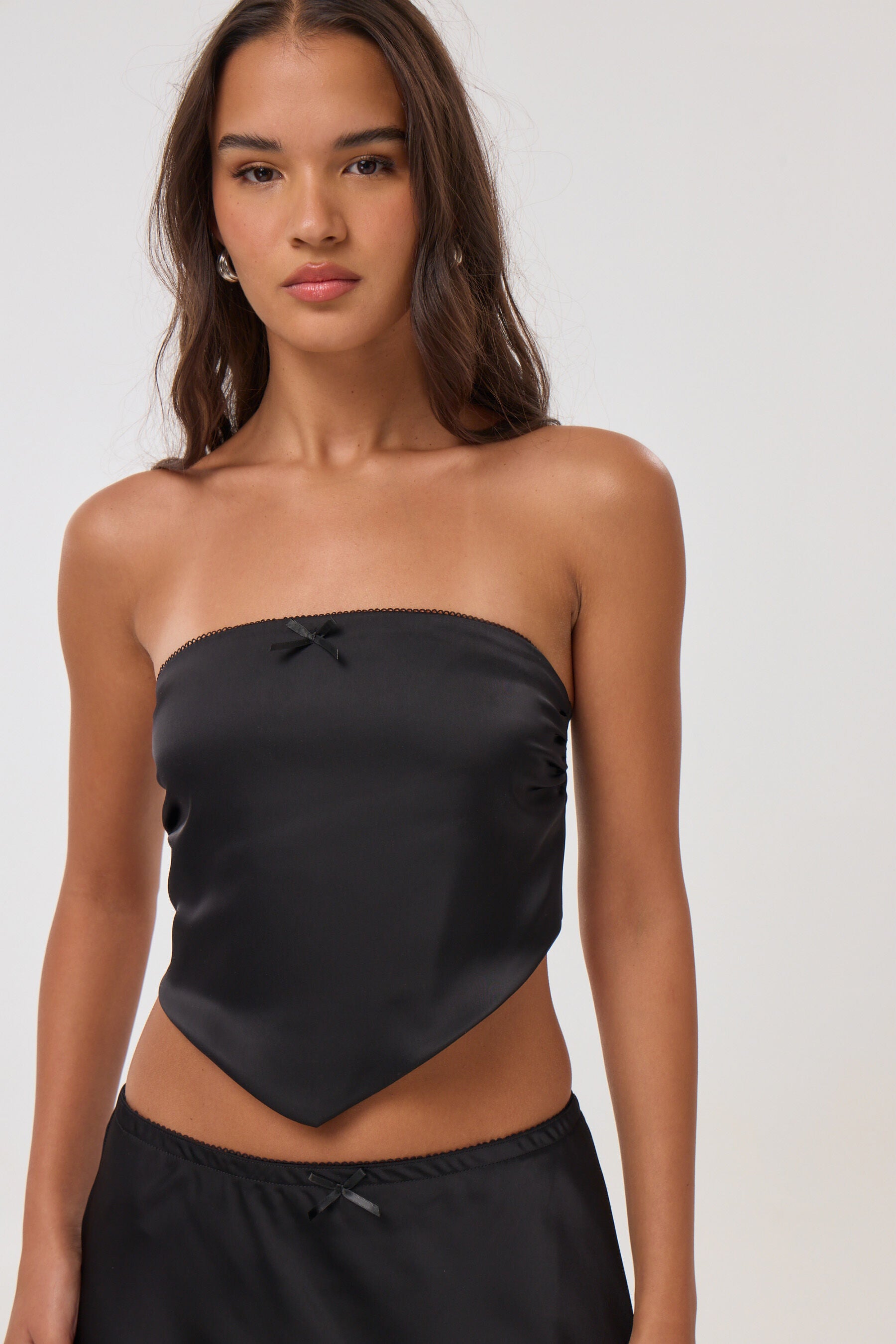 סטרפלס סאטן בנדנה