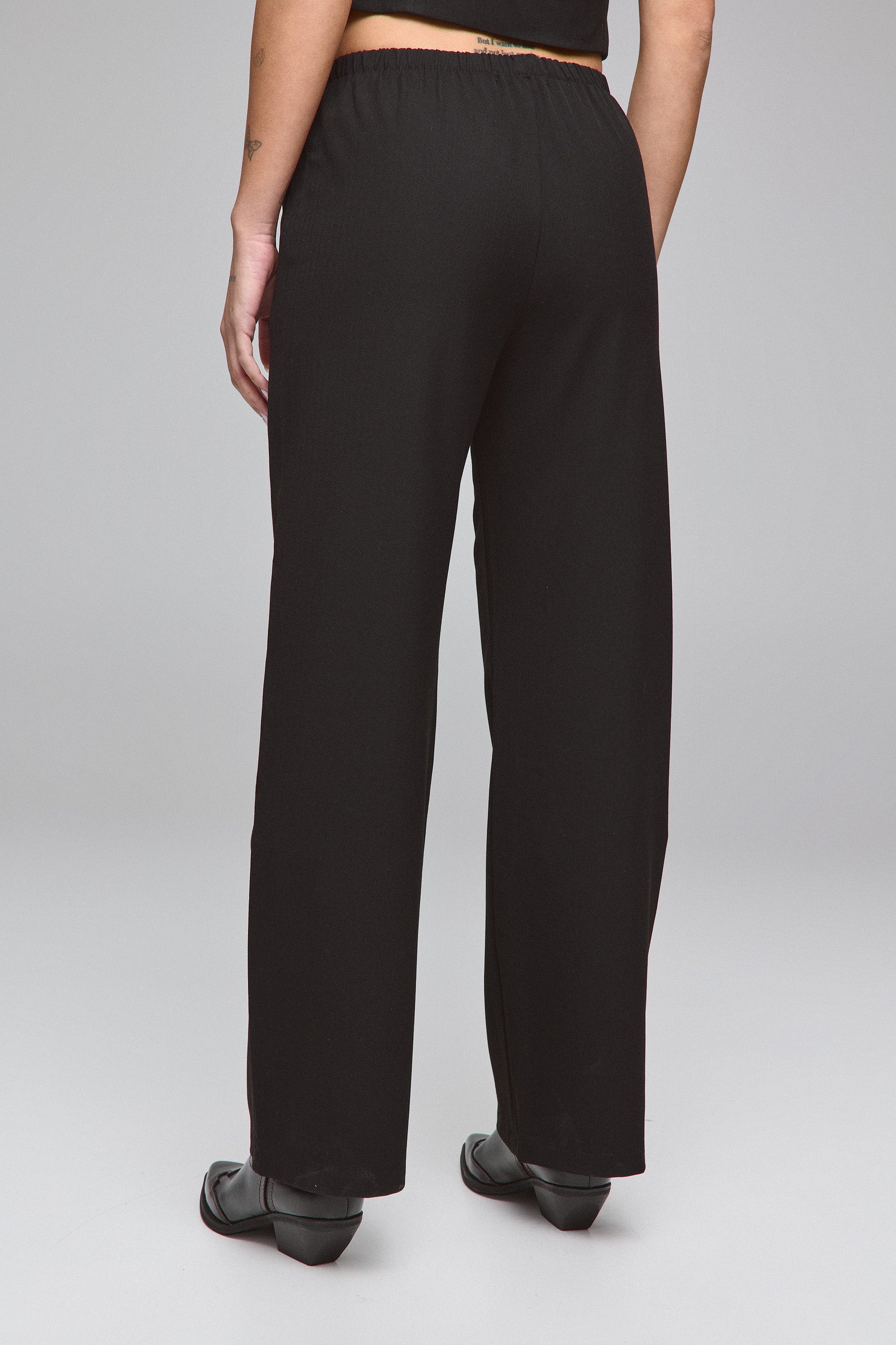 מכנסיים עם חגורת גומי בבד טקסטורה