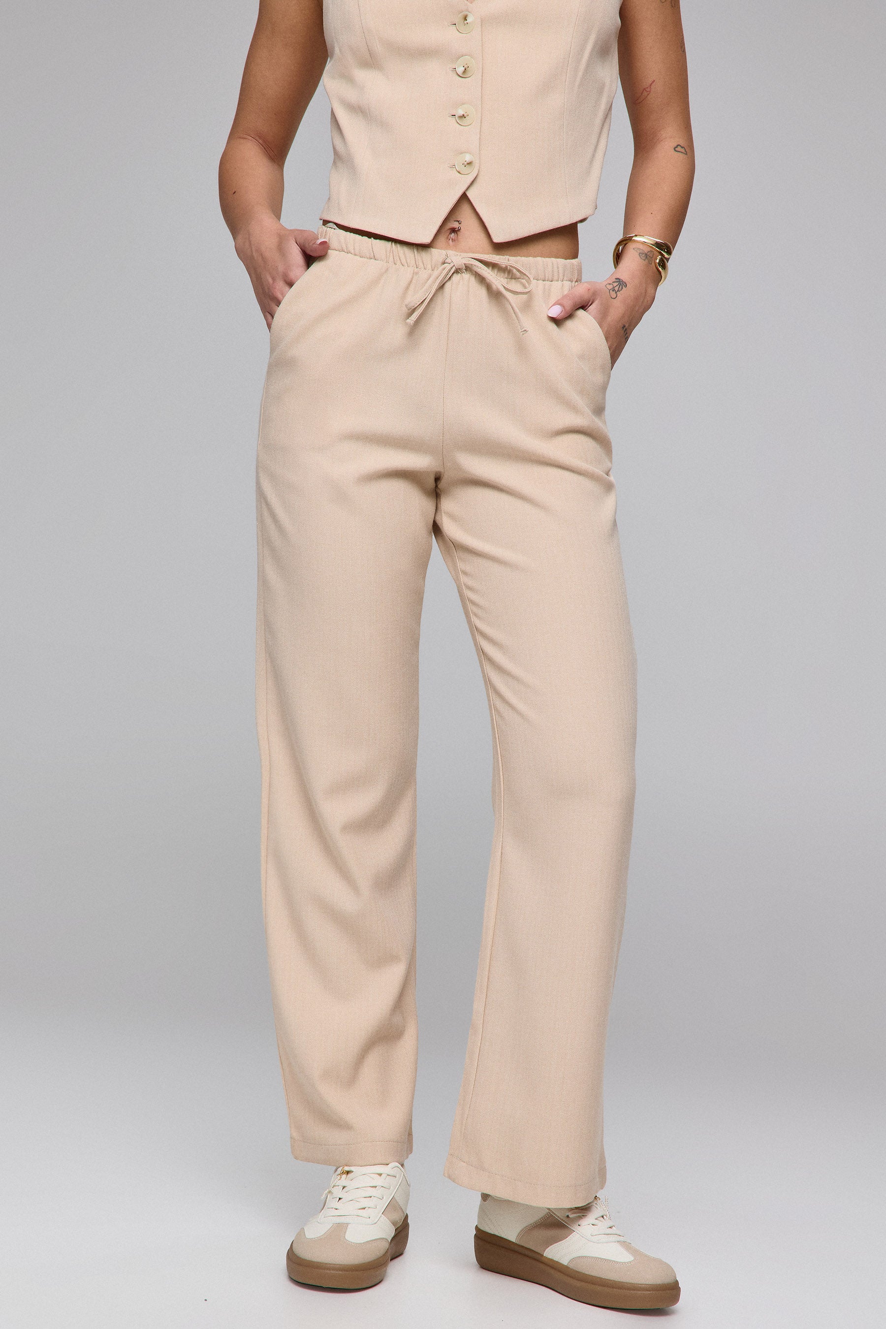 מכנסיים עם חגורת גומי בבד טקסטורה