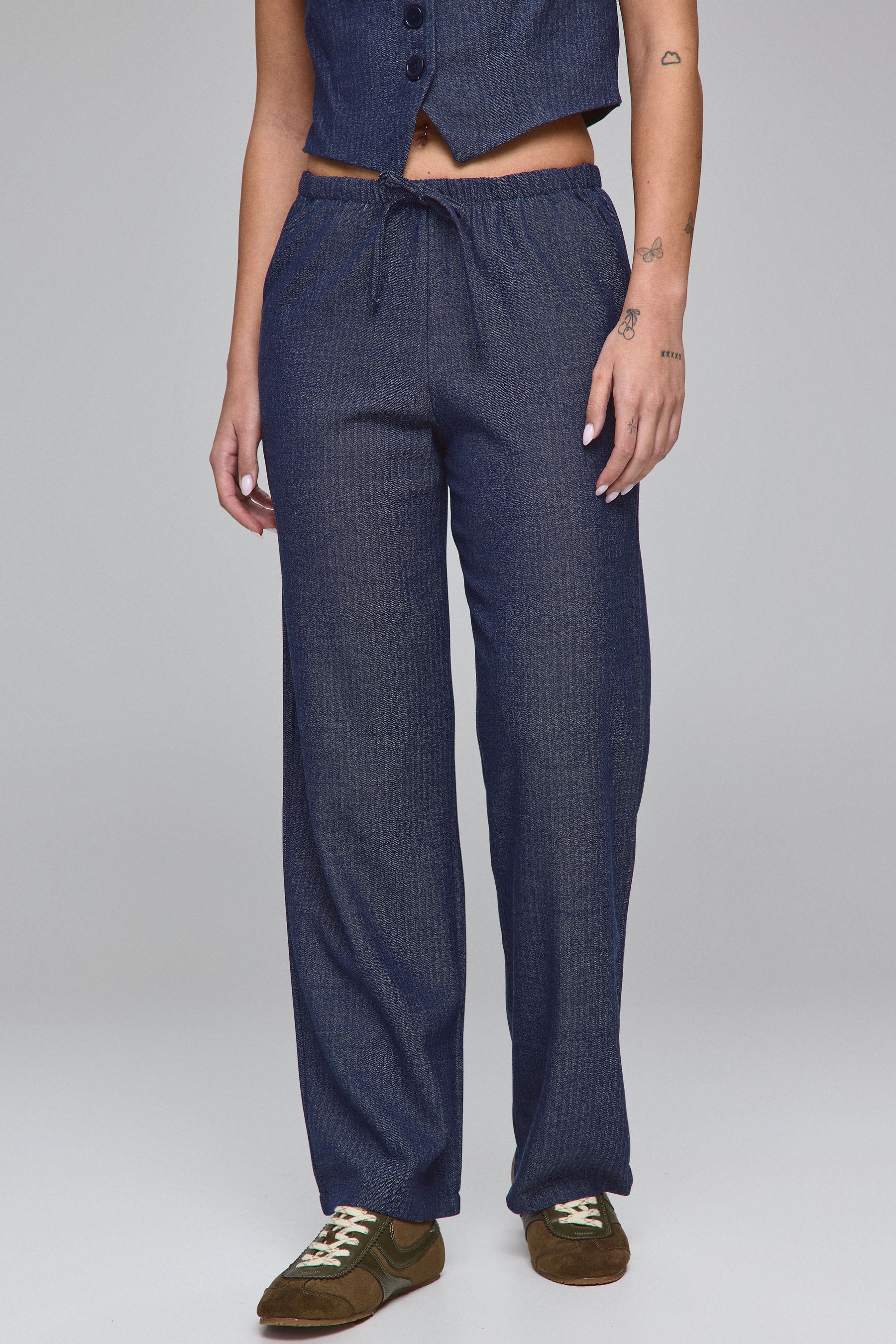 מכנסיים עם חגורת גומי בבד טקסטורה