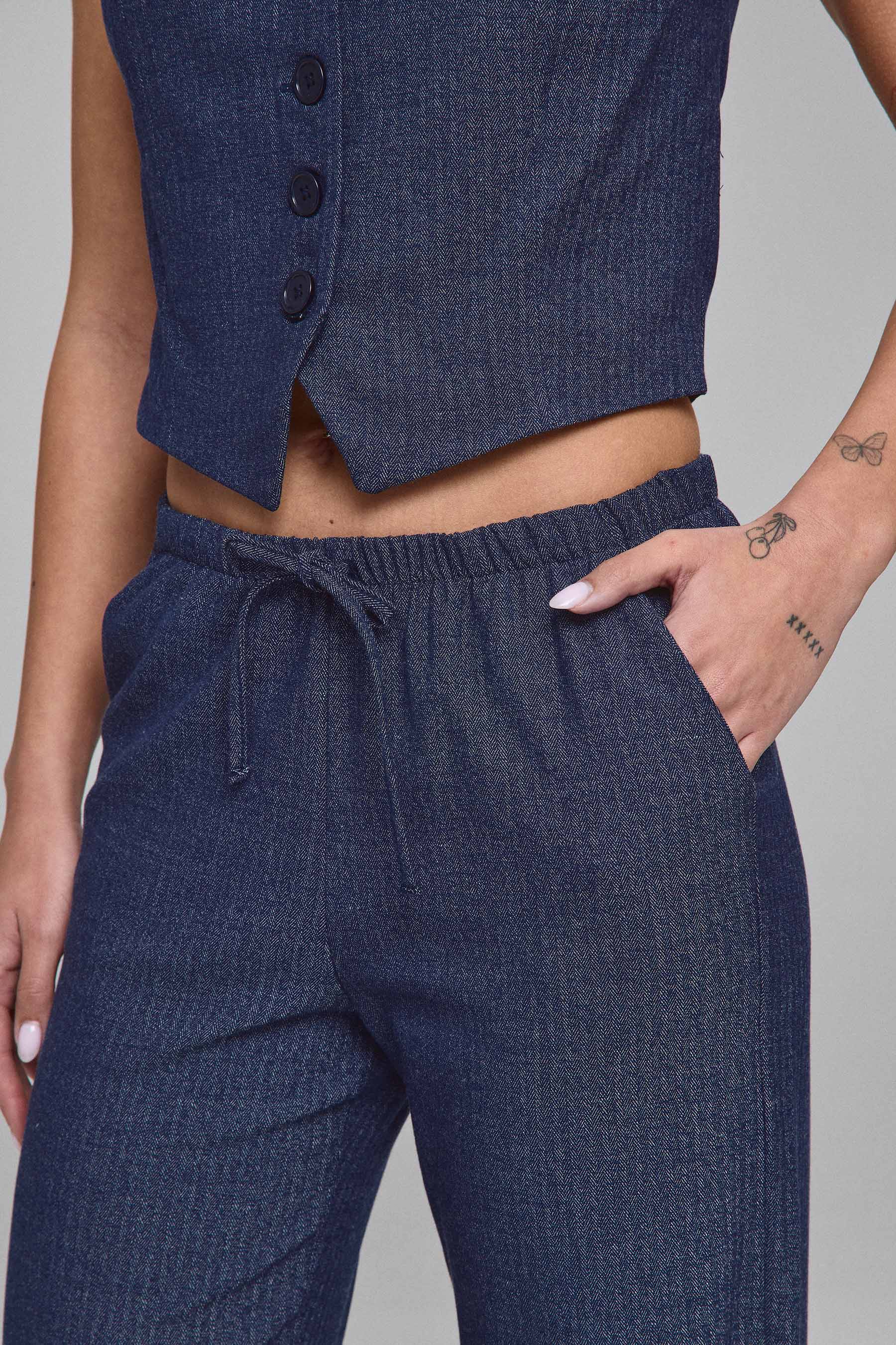 מכנסיים עם חגורת גומי בבד טקסטורה