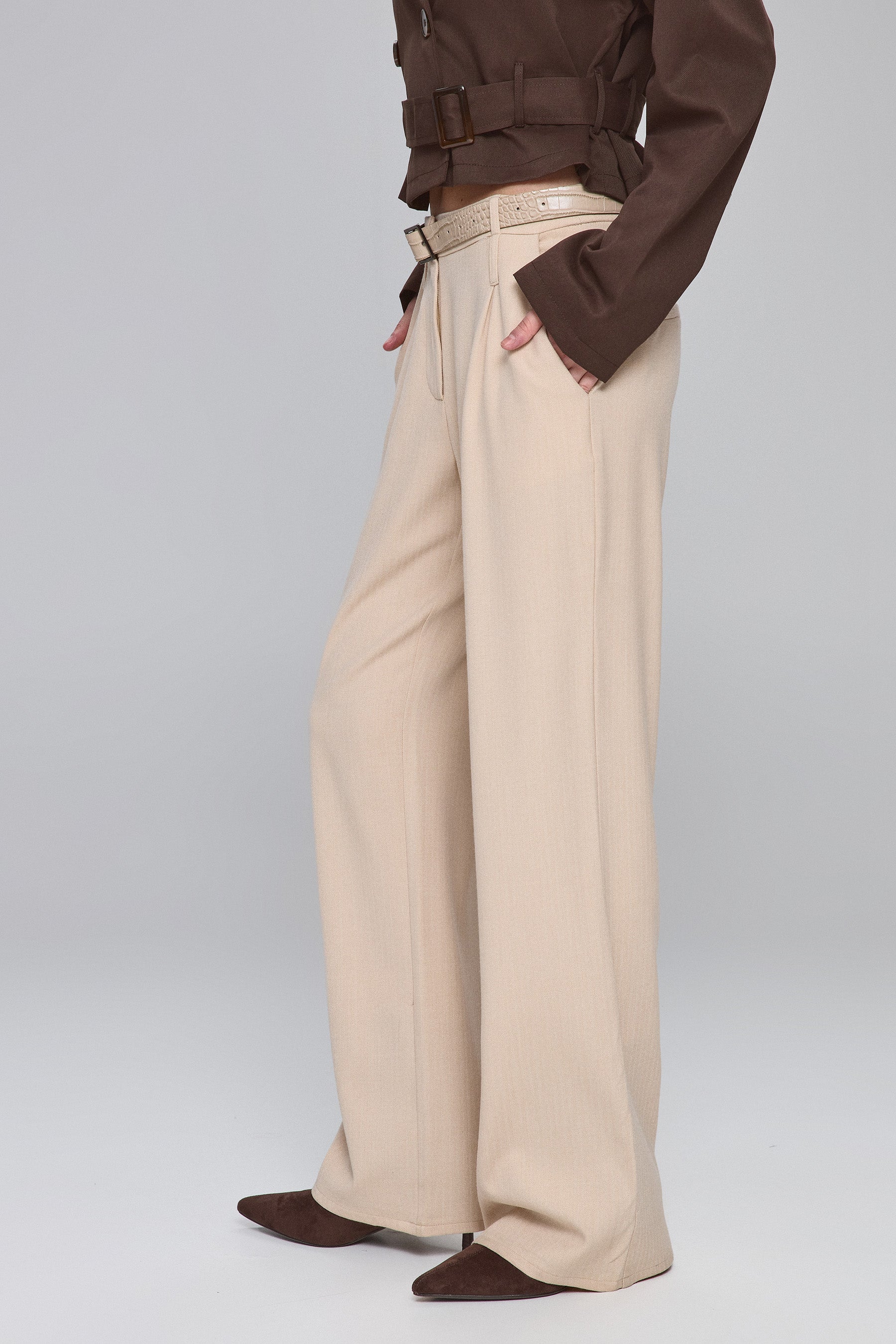 מכנסיים עם חגורה