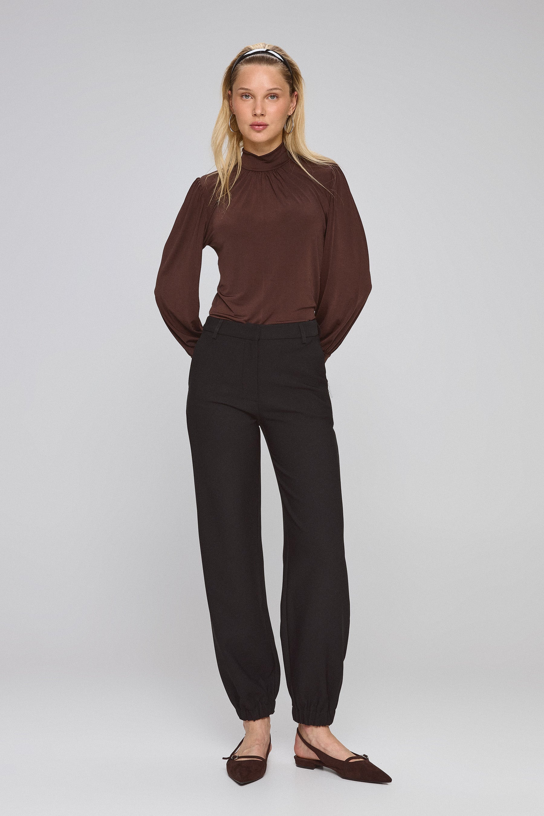 מכנסיים אלגנטיות עם כיווץ במכפלת