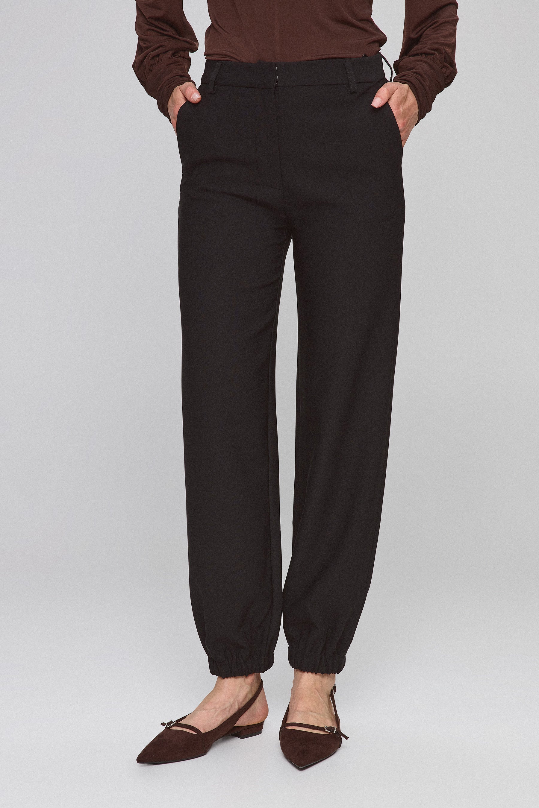 מכנסיים אלגנטיות עם כיווץ במכפלת