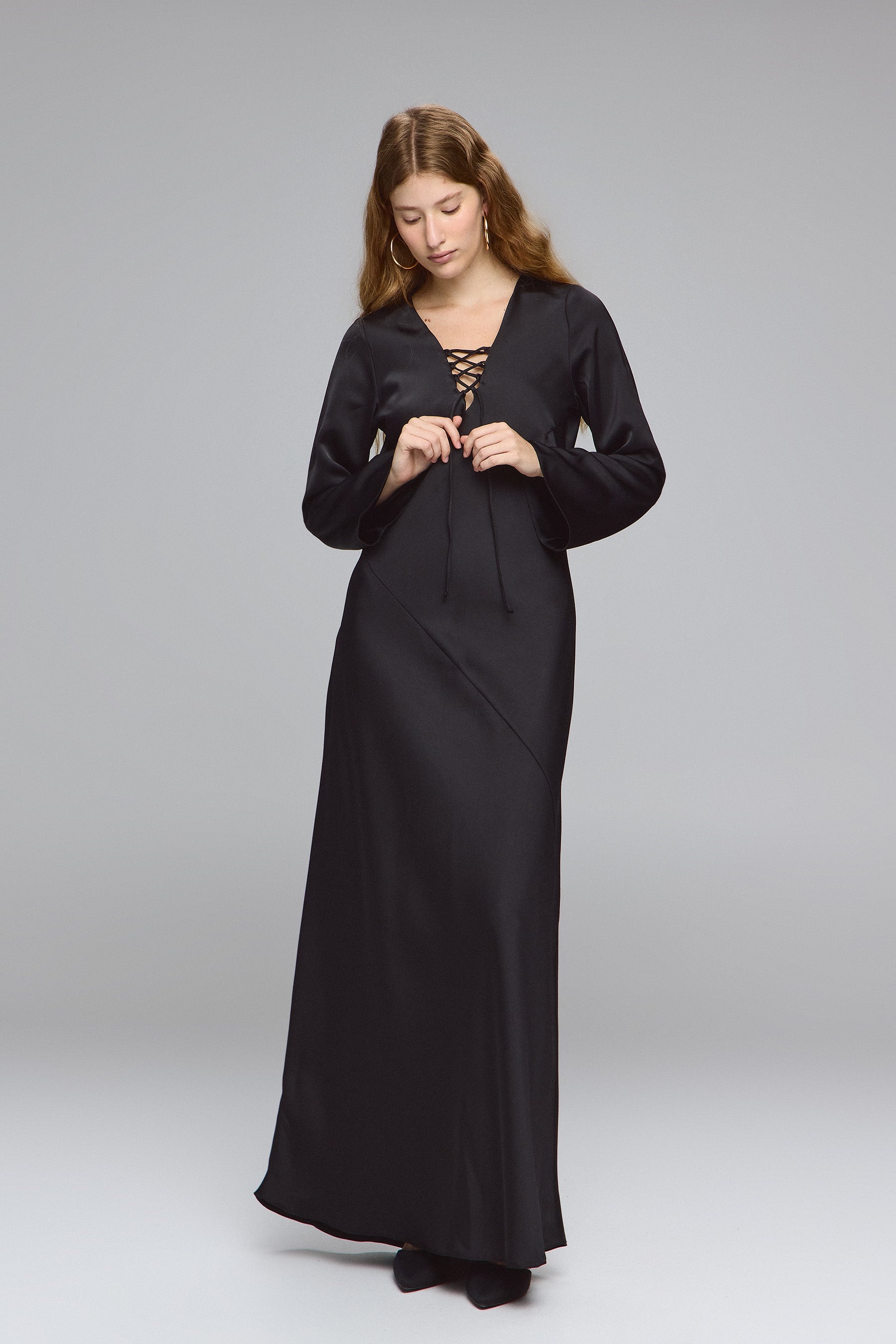 שמלת סאטן מקסי עם קשירות