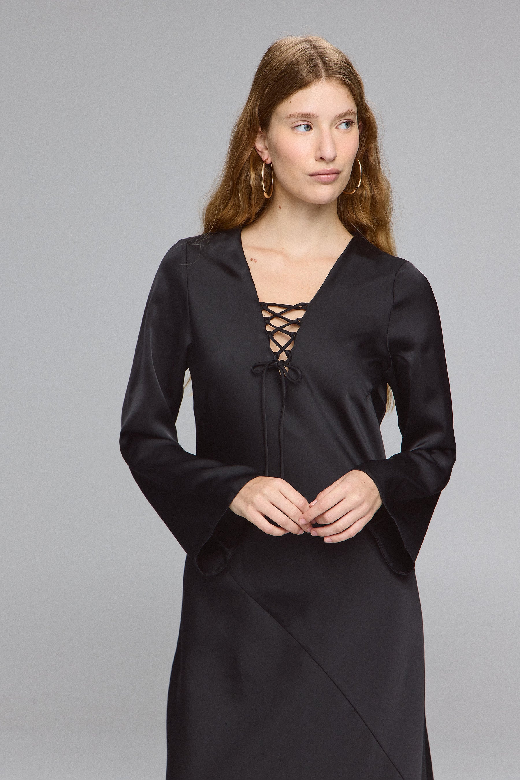 שמלת סאטן מקסי עם קשירות