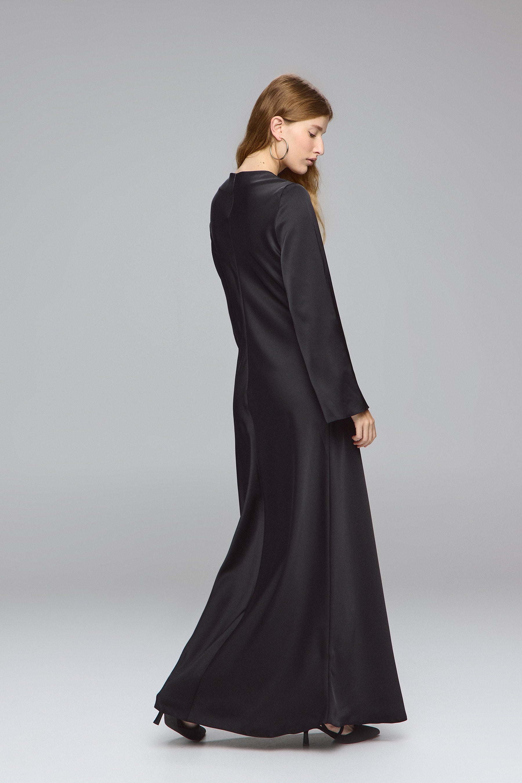 שמלת סאטן מקסי עם קשירות