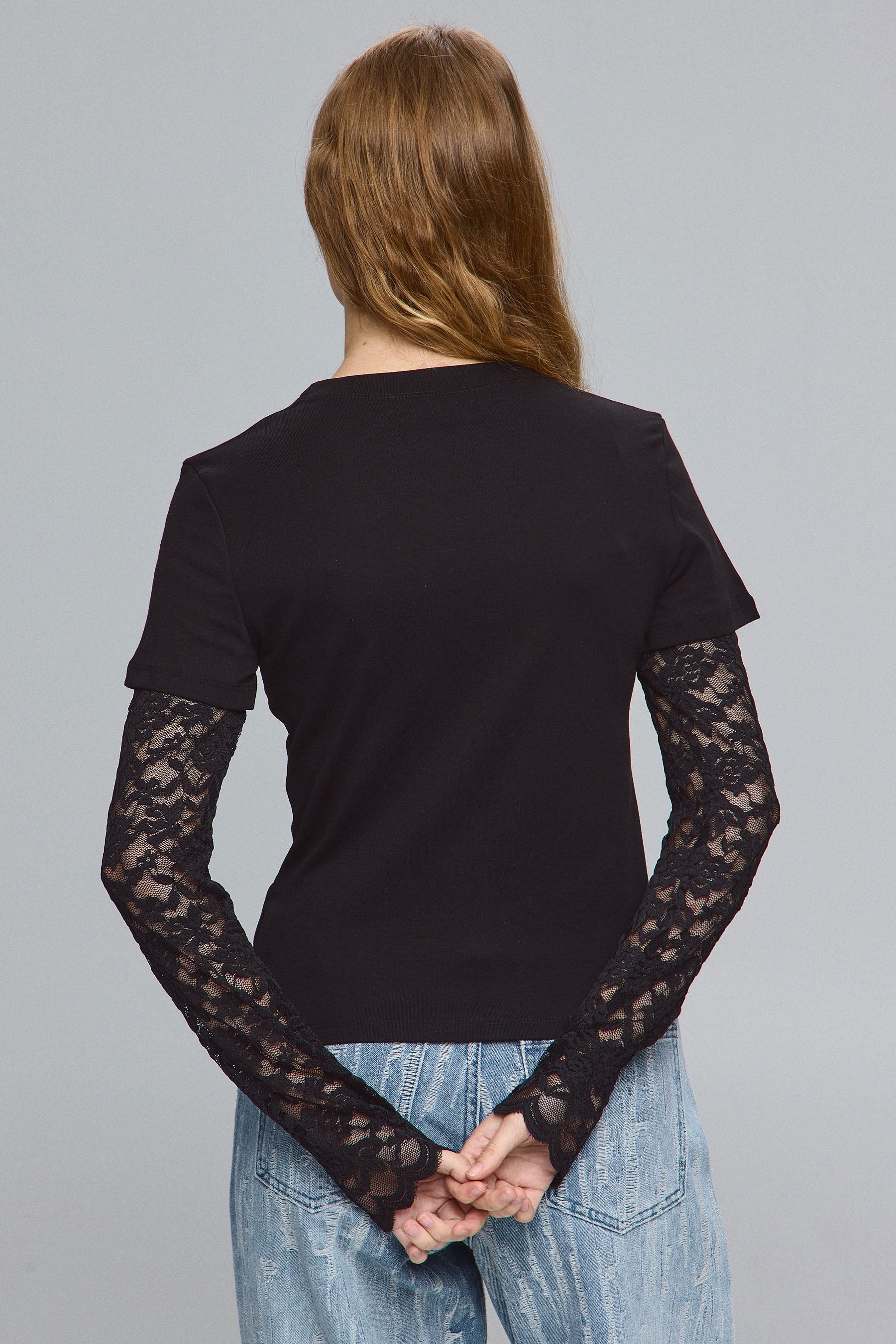 חולצת עם שרוול תחרה שושנים