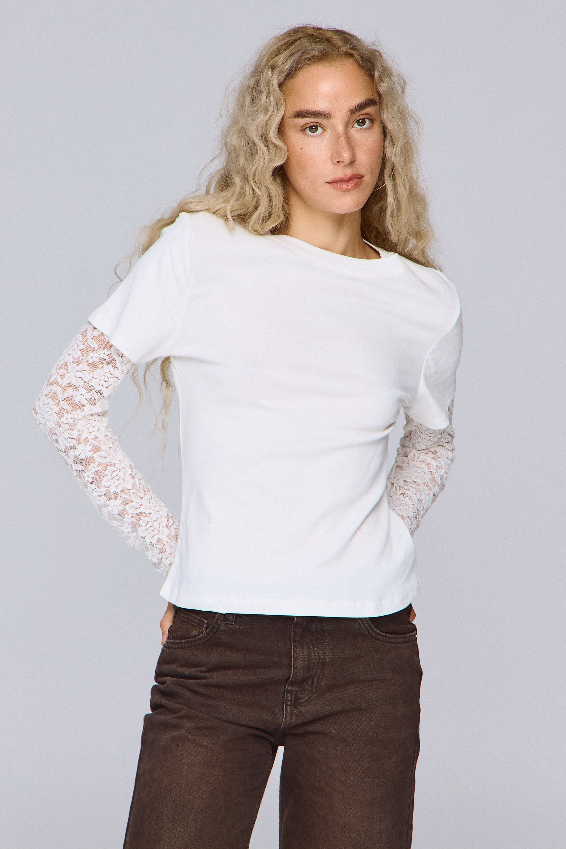 חולצת עם שרוול תחרה שושנים