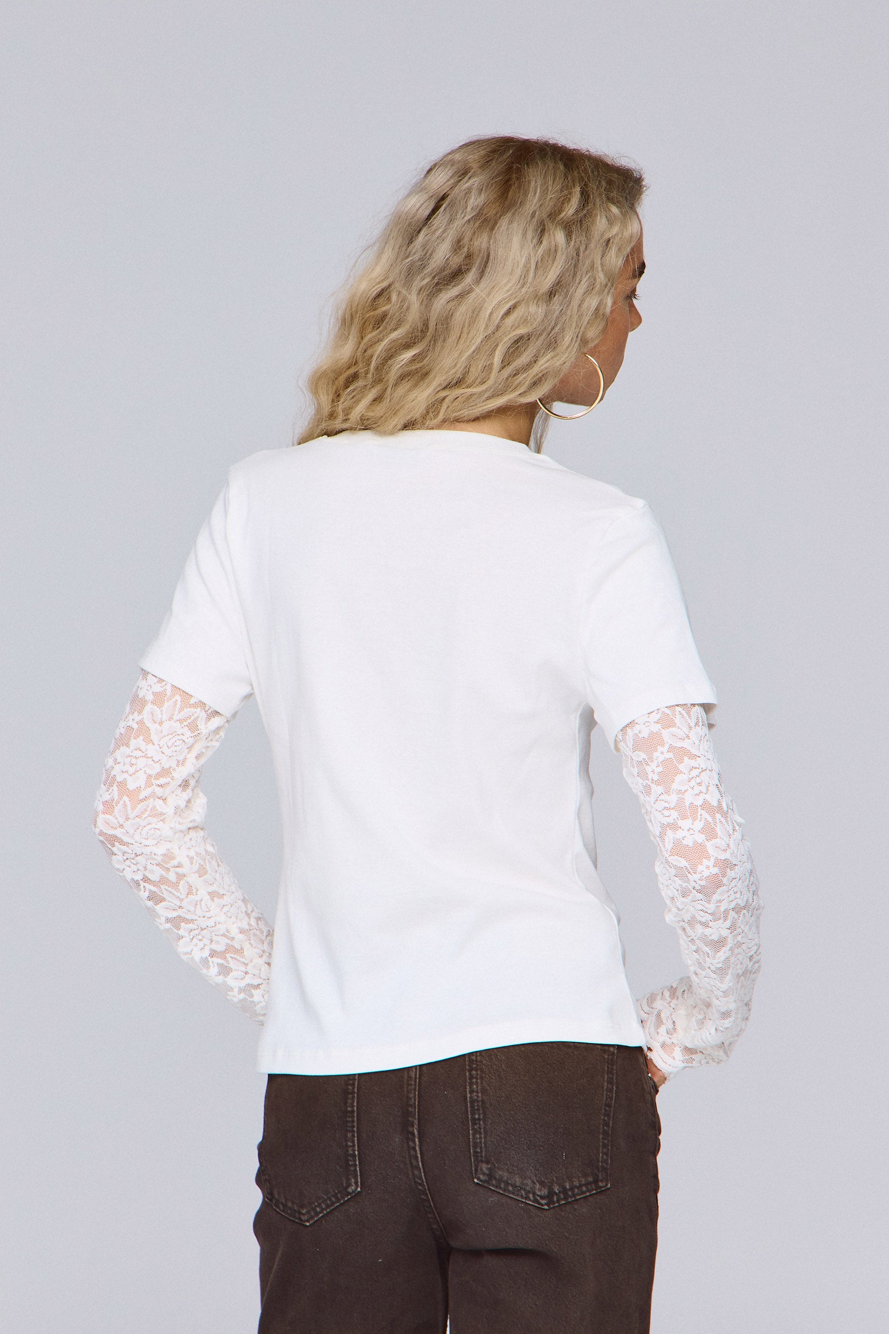 חולצת עם שרוול תחרה שושנים