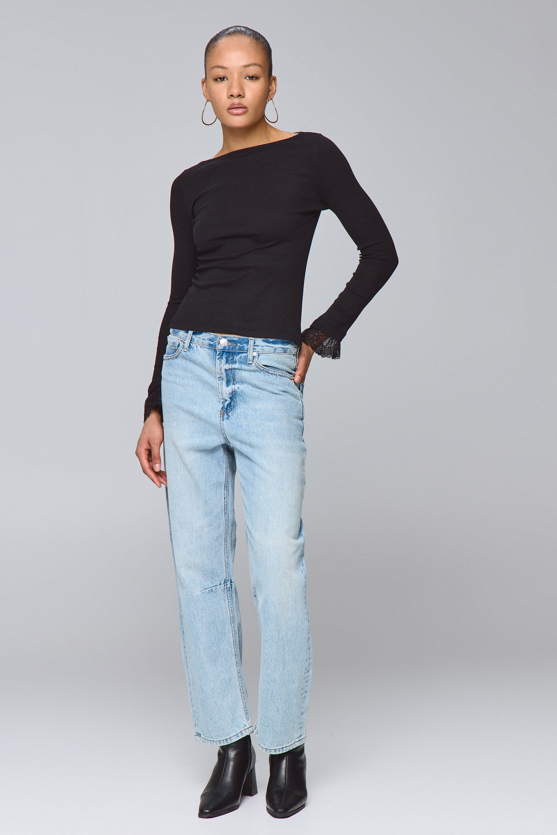 חולצת עם מנג'ט תחרה