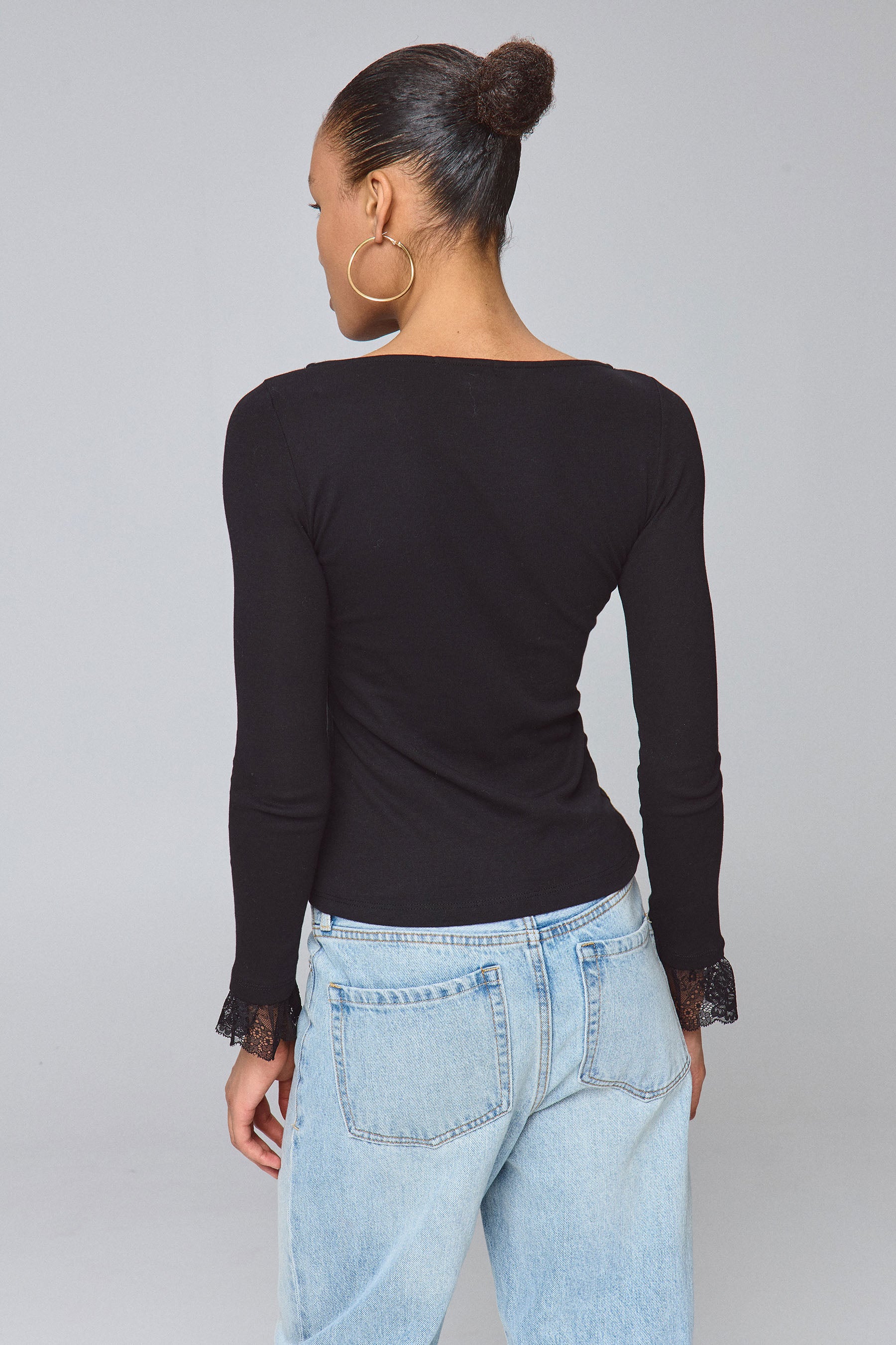 חולצת עם מנג'ט תחרה