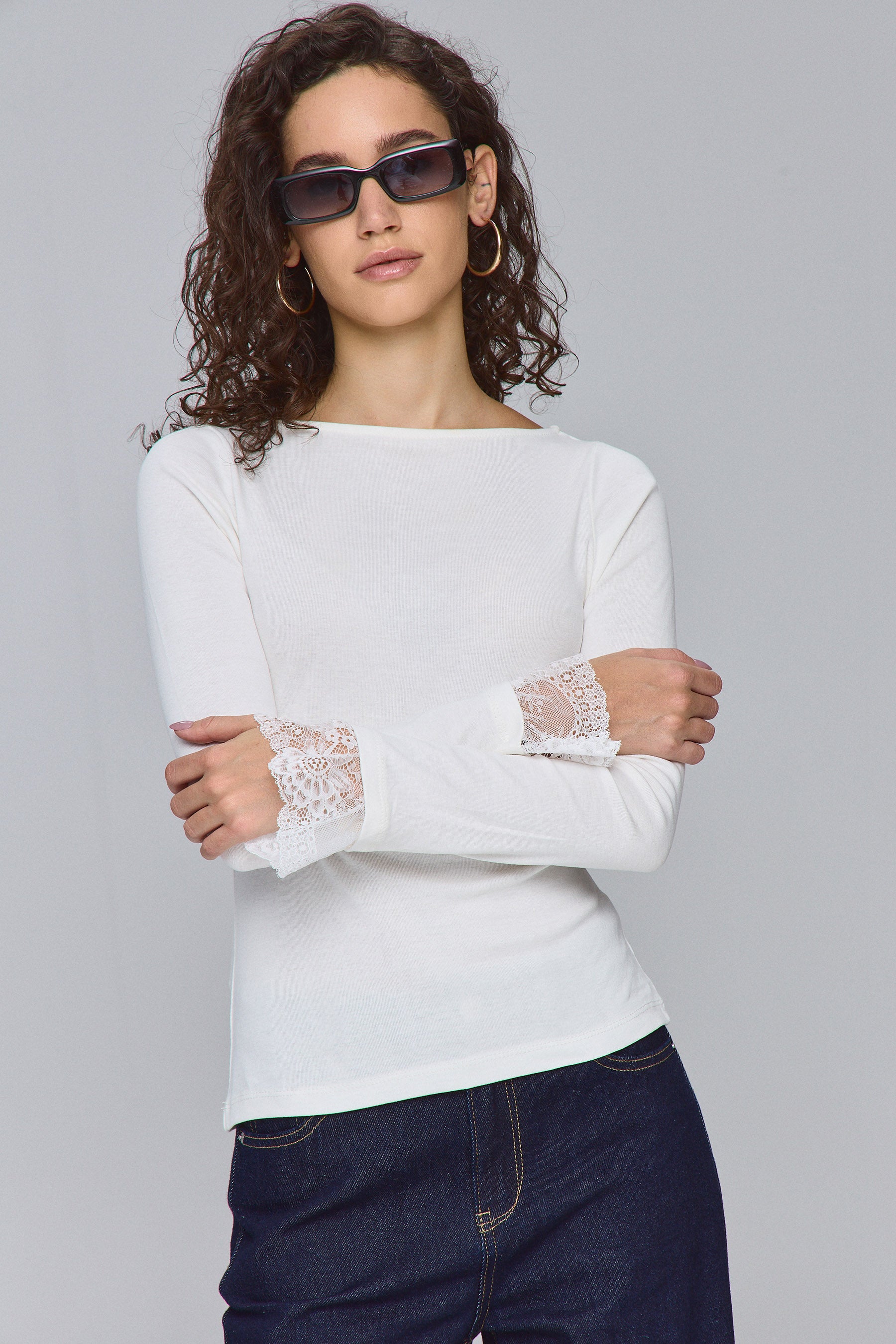 חולצת עם מנגיט תחרה