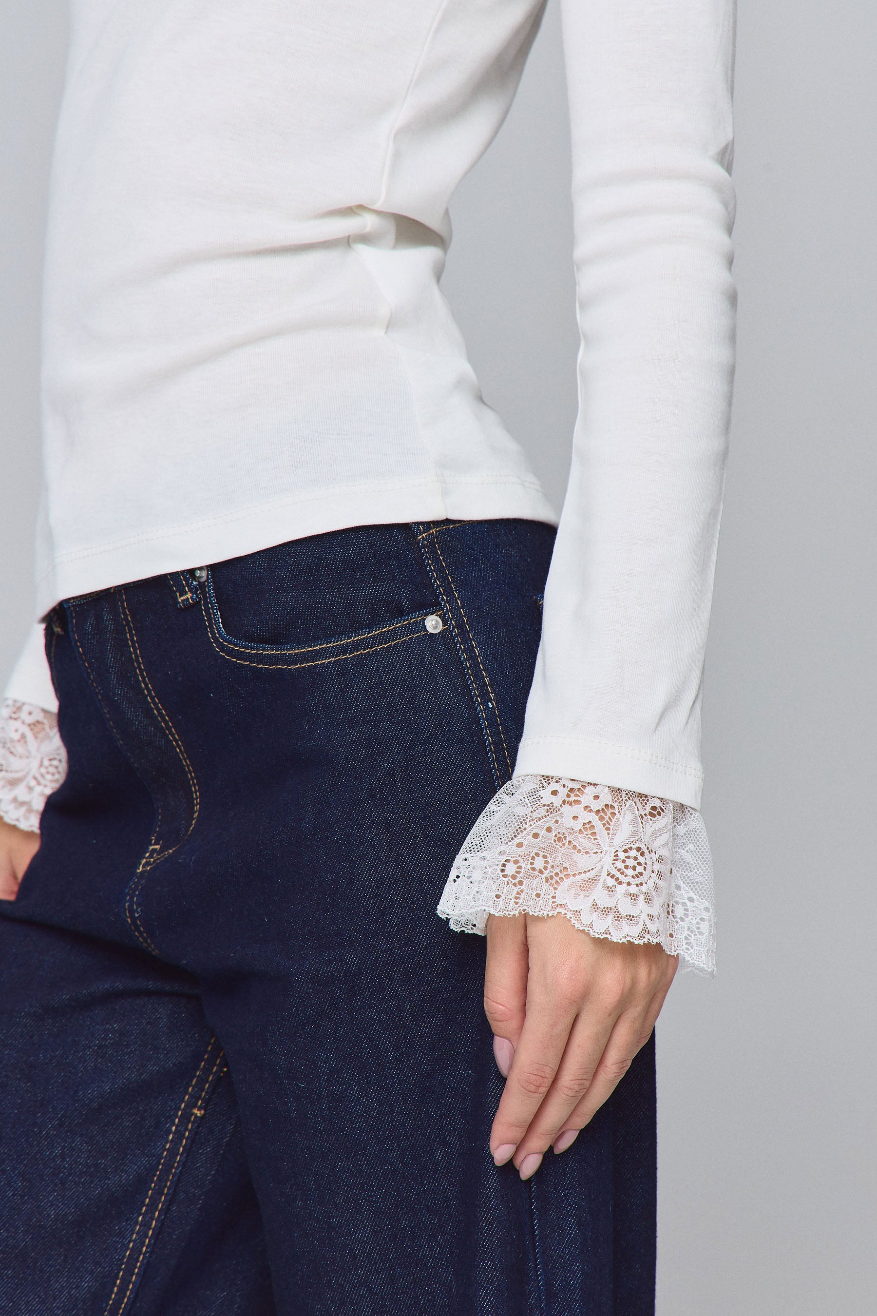 חולצת עם מנגיט תחרה