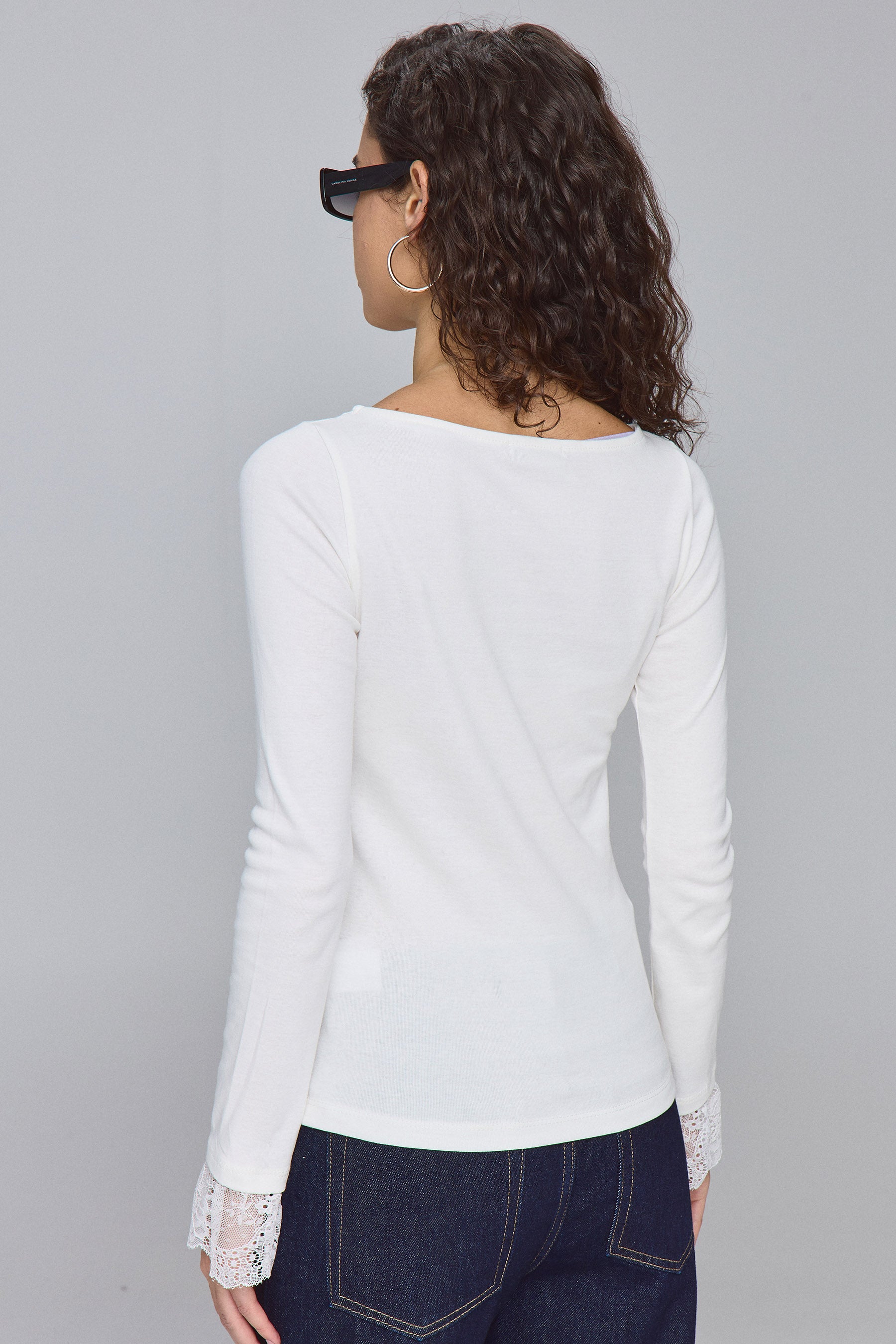 חולצת עם מנגיט תחרה