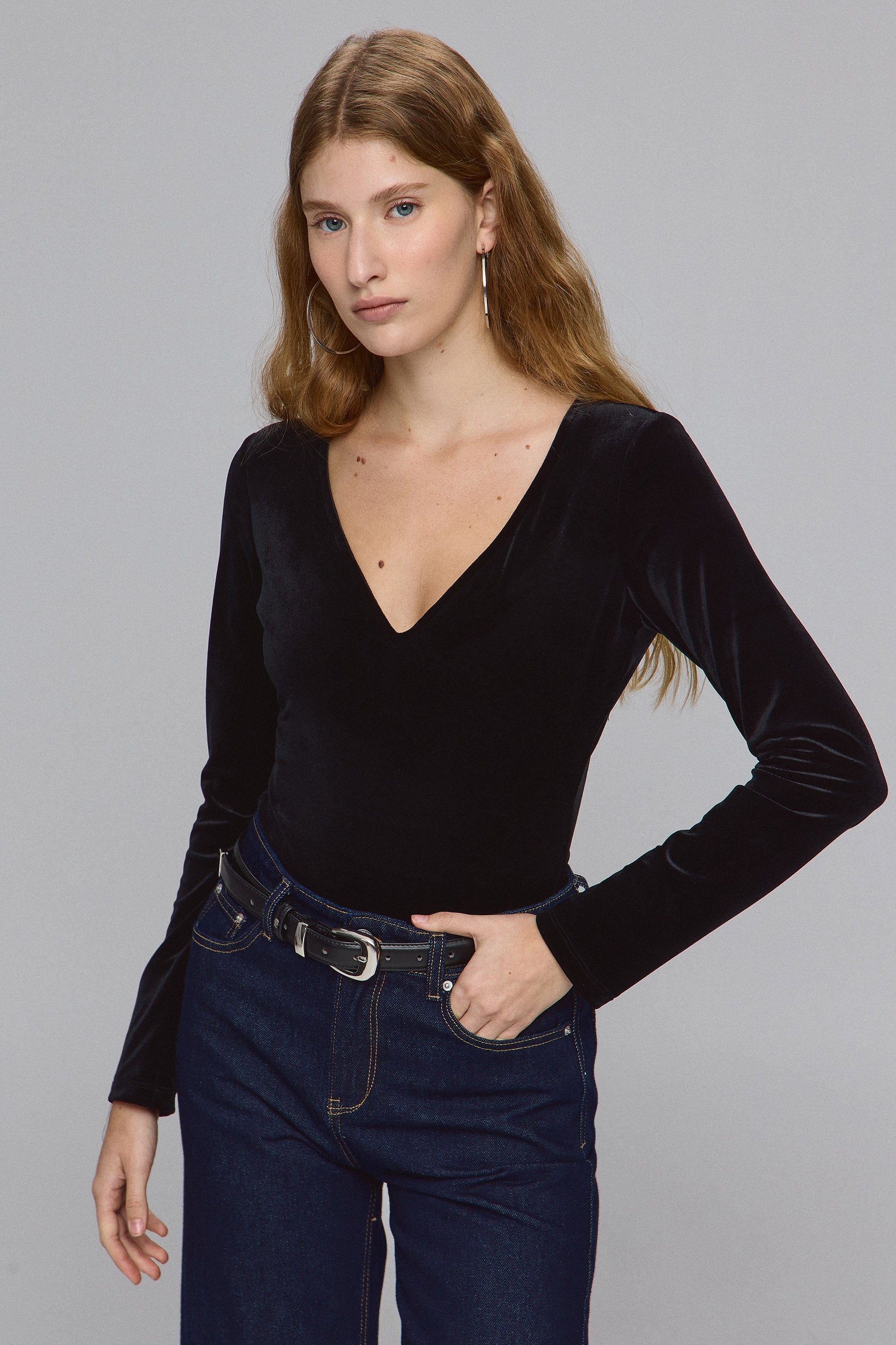 בגד גוף קטיפה מחשוף וי