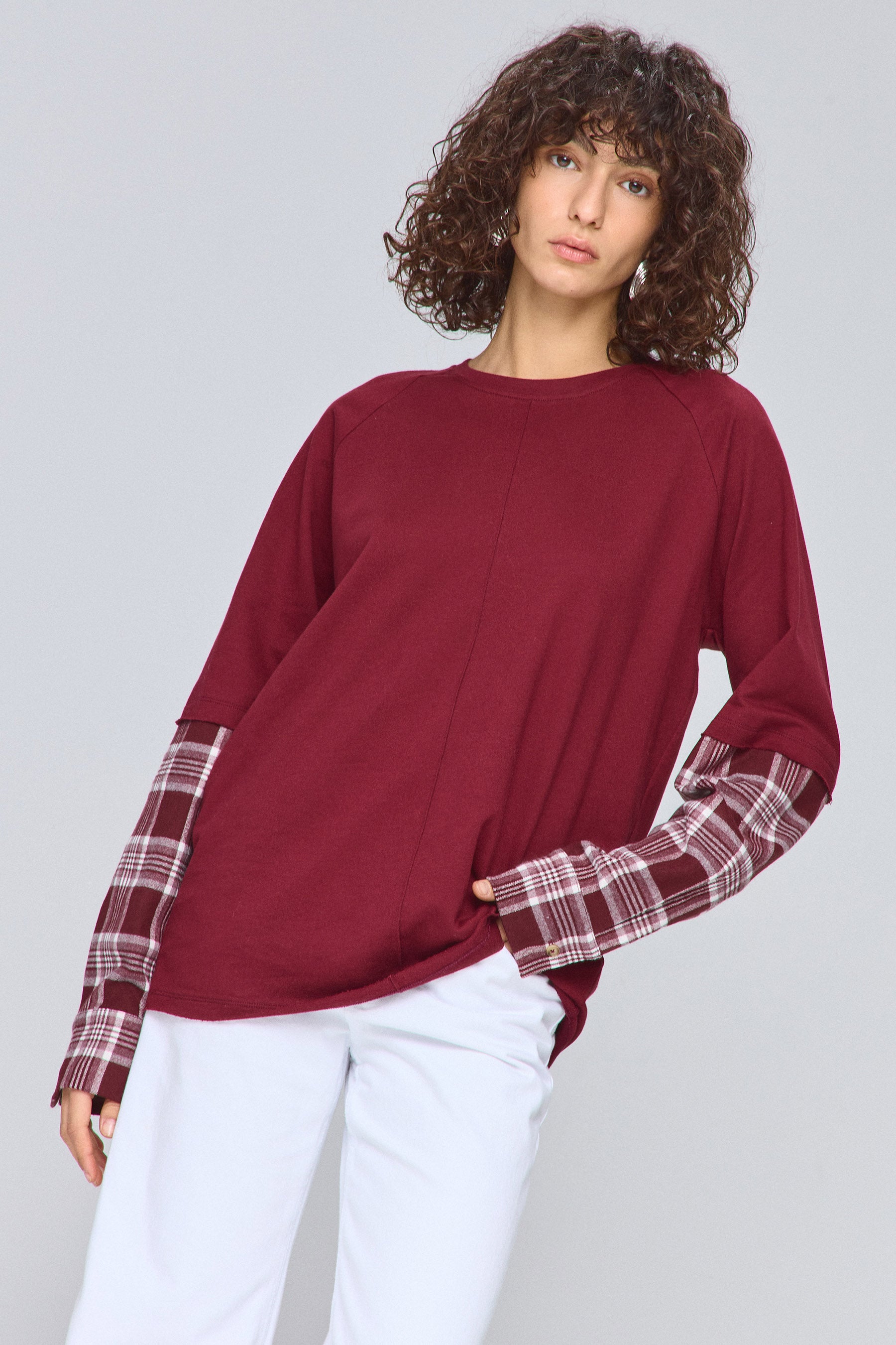 טי רגלן משובצת בורדו