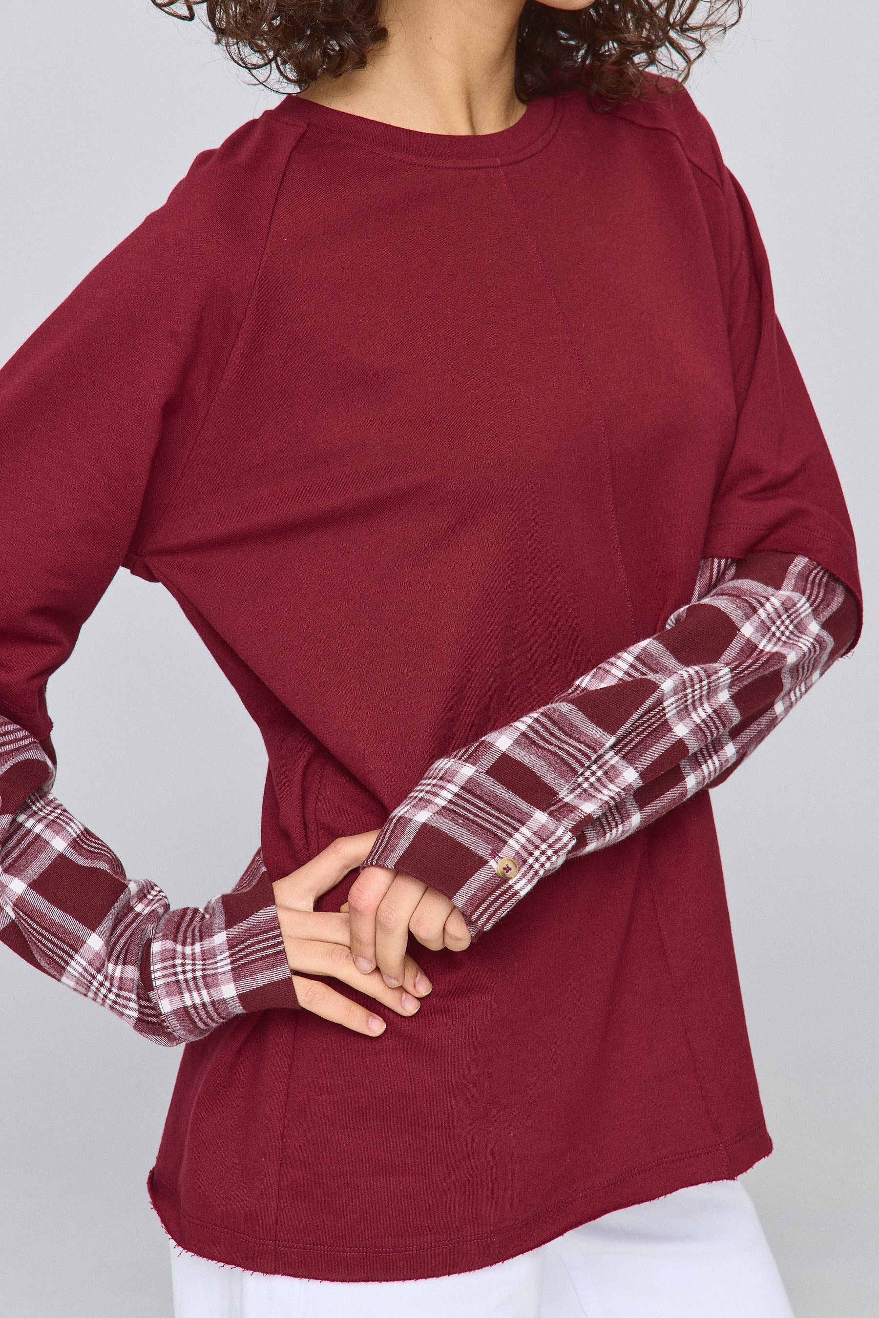 טי רגלן משובצת בורדו