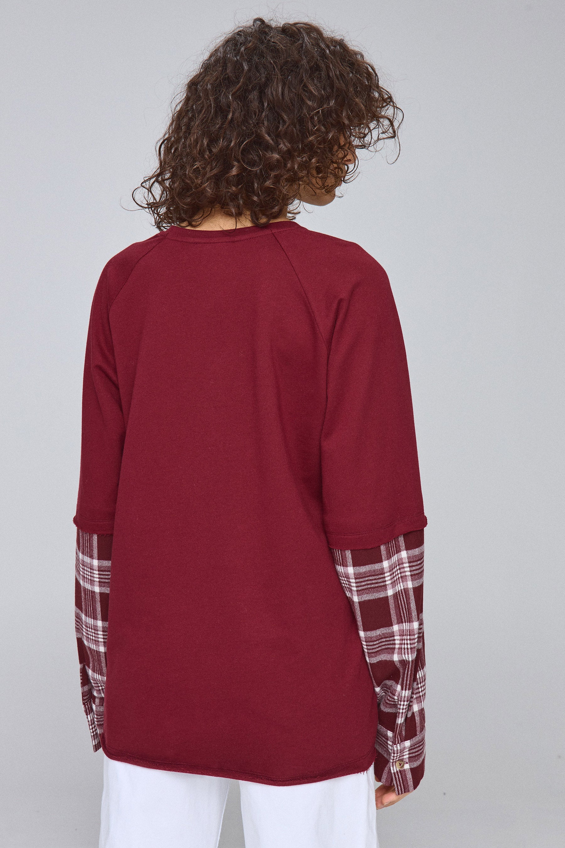 טי רגלן משובצת בורדו