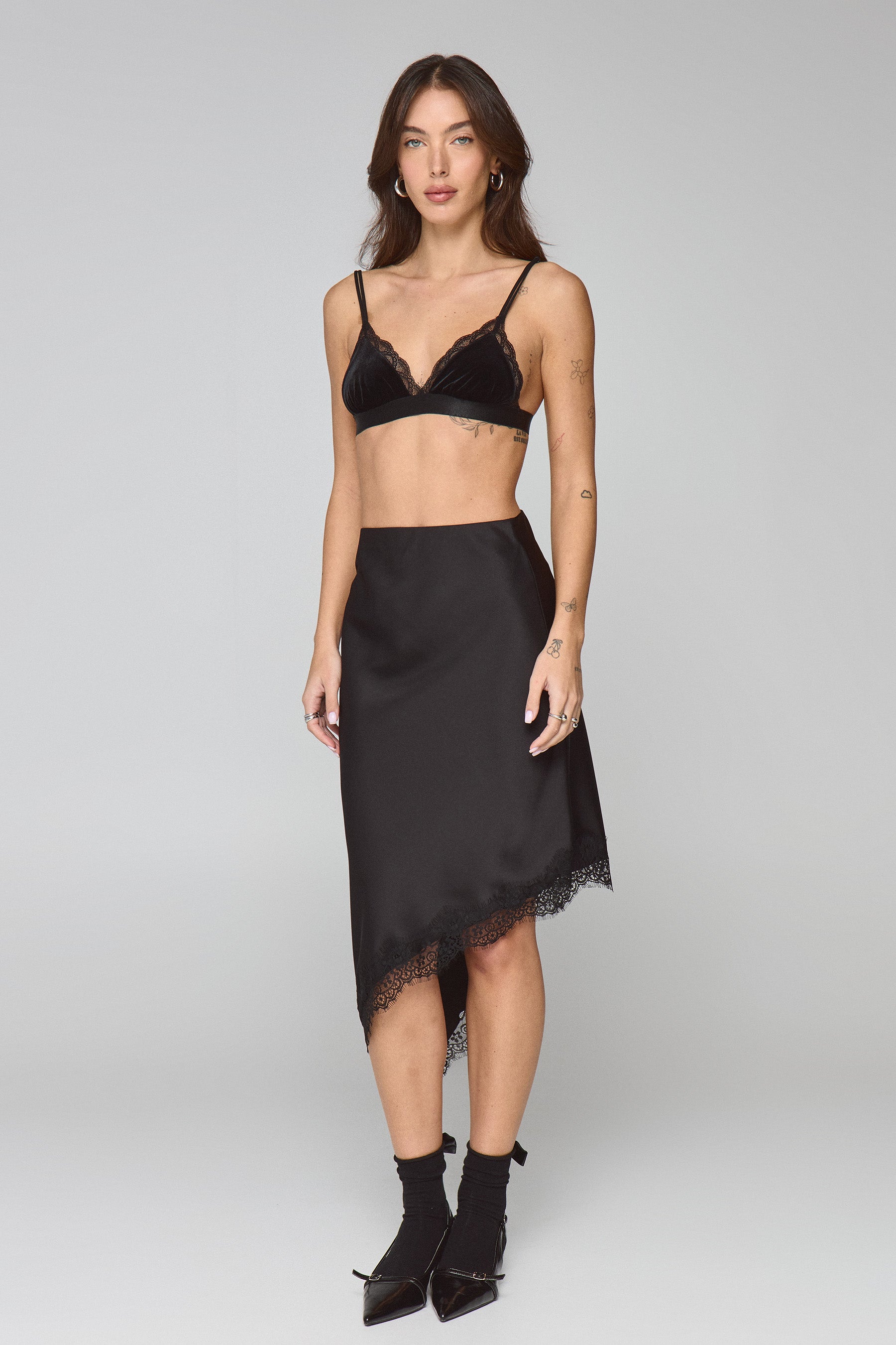 טופ קטיפה סיומת תחרה