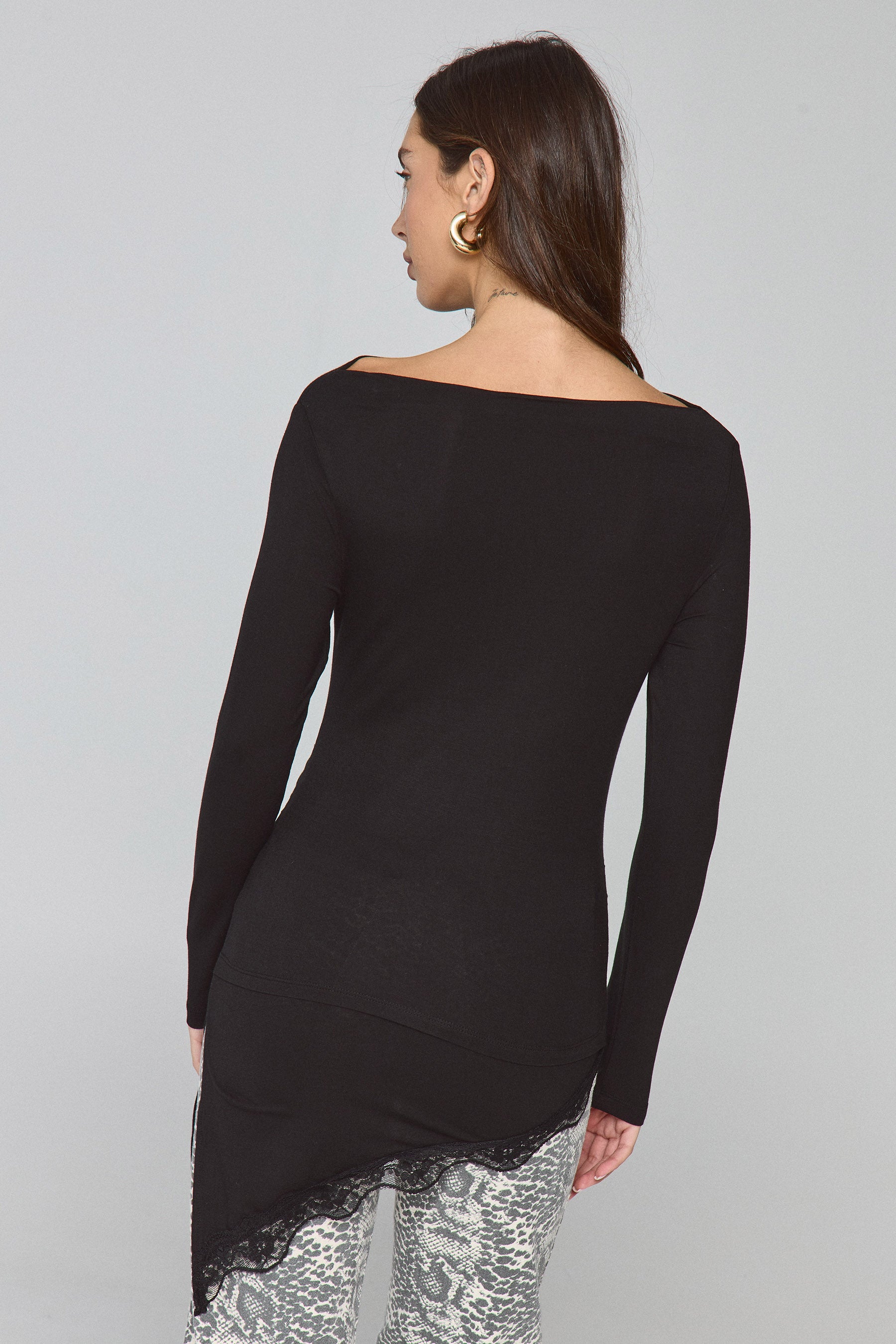 טוניקה עם סיומת א-סימטרית