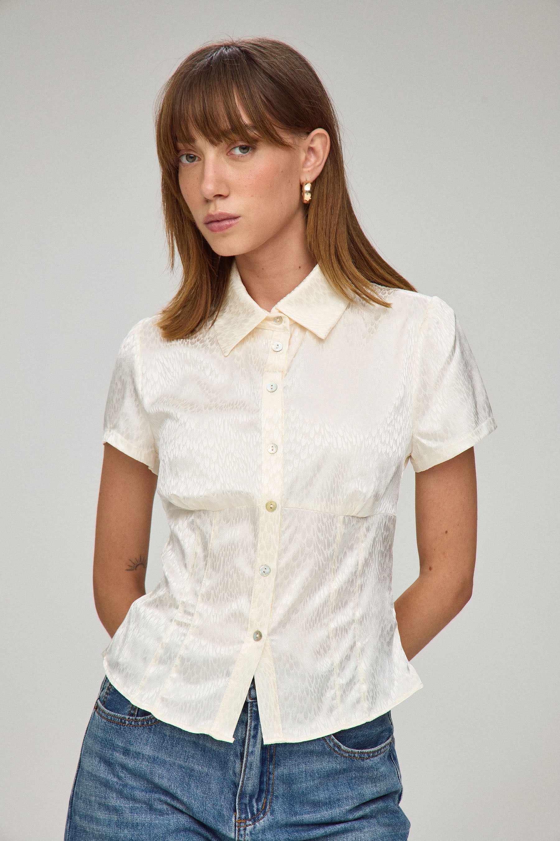 חולצה מכופתרת טקסטורה צמודה