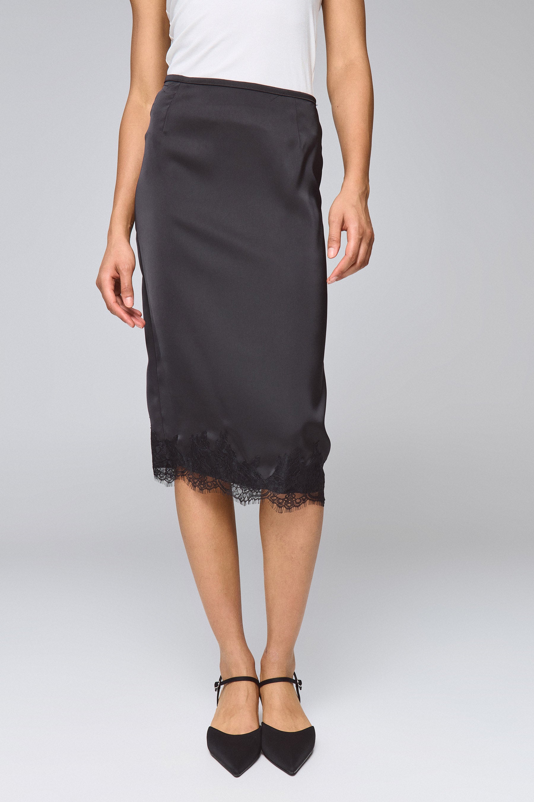 חצאית סאטן עם תחרה