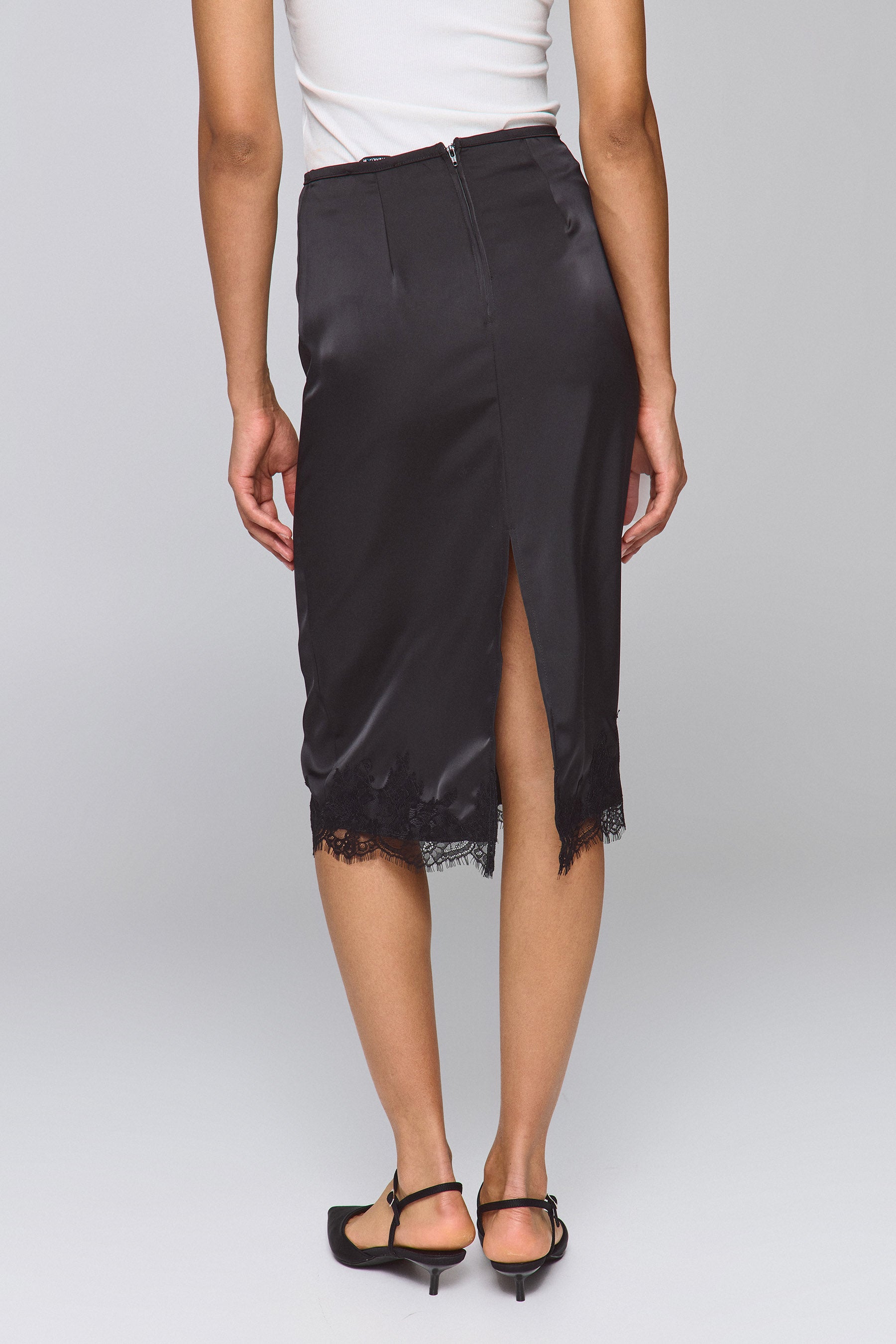 חצאית סאטן עם תחרה