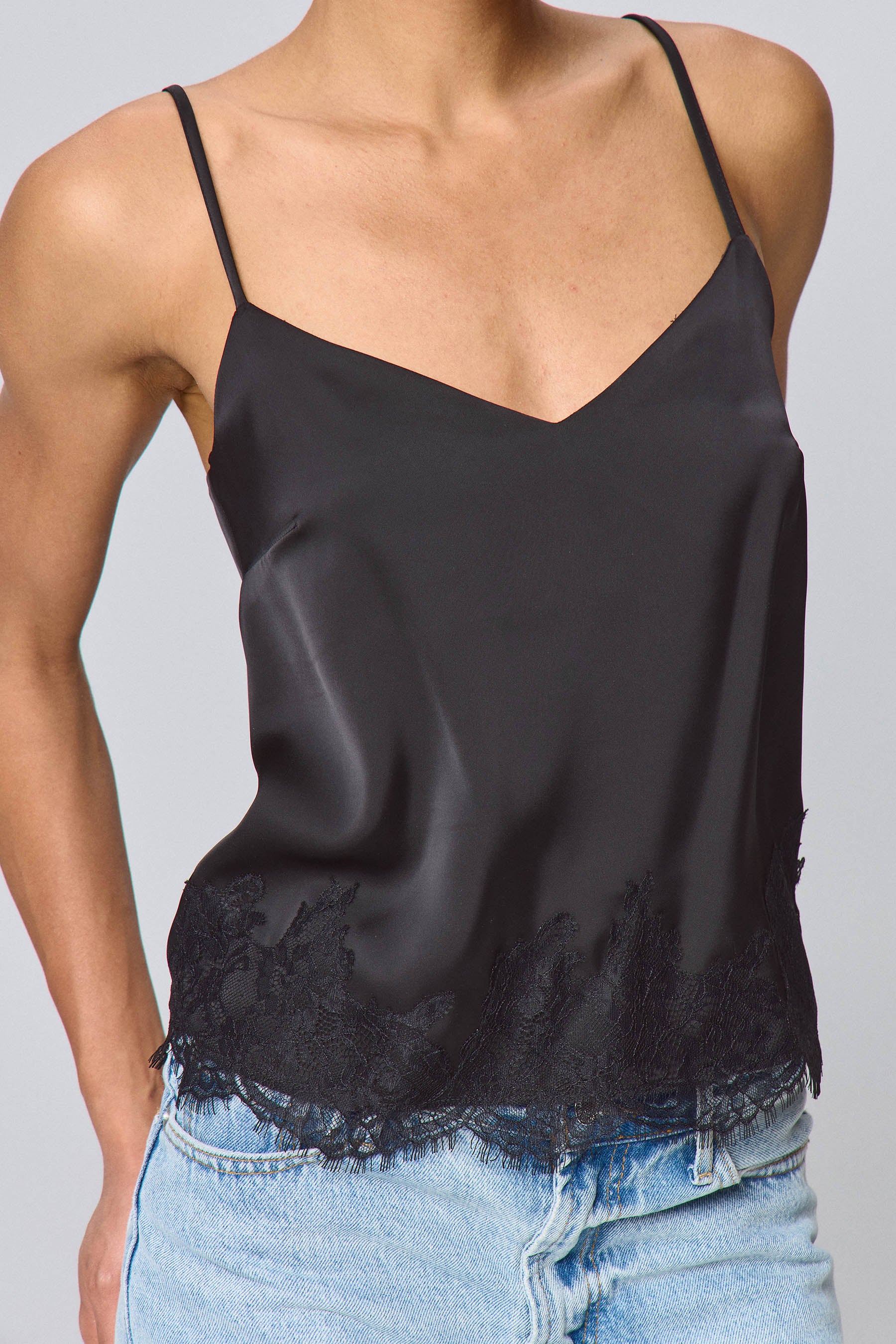 גופיית סאטן עם תחרה