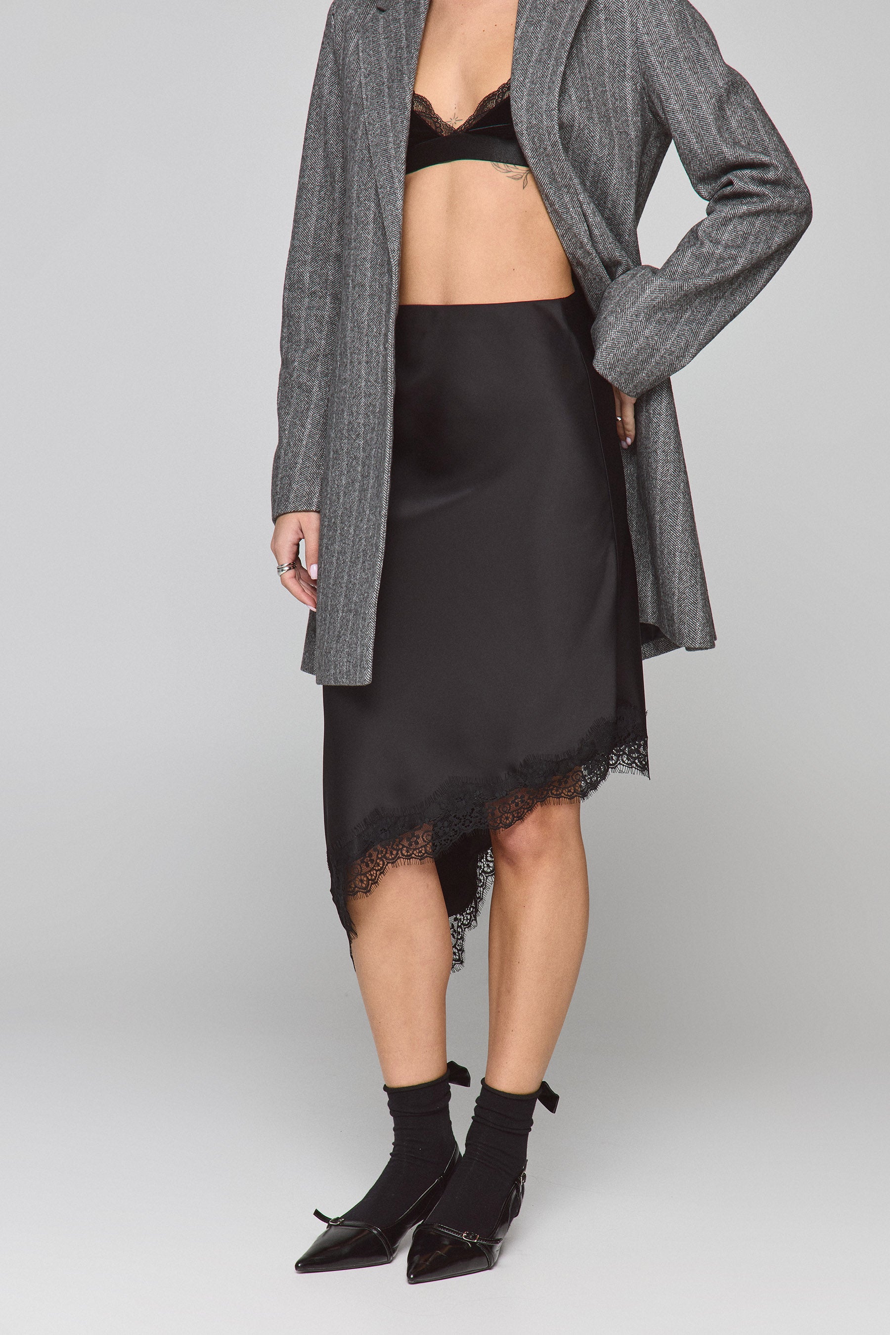 חצאית סאטן תחרה