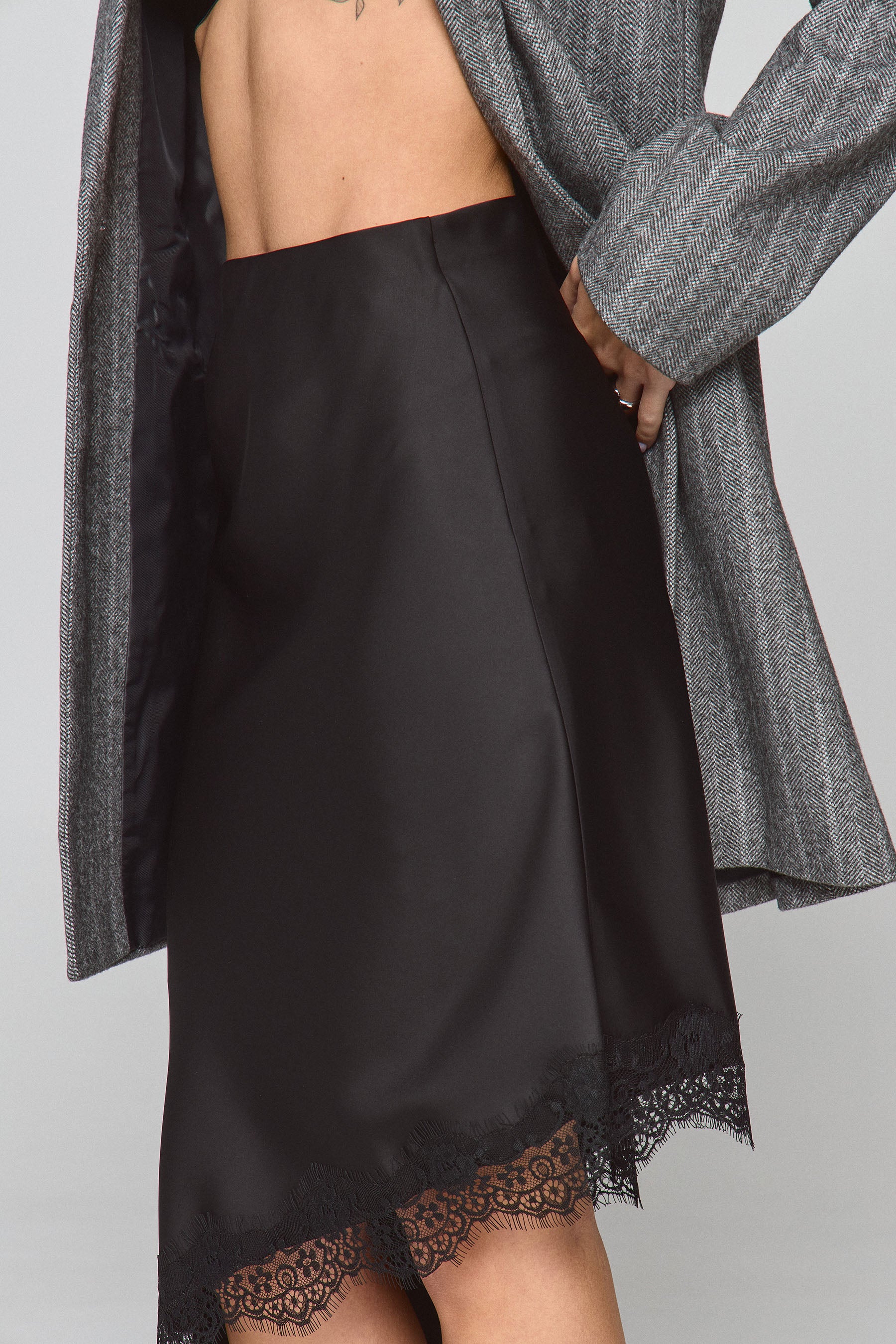 חצאית סאטן תחרה