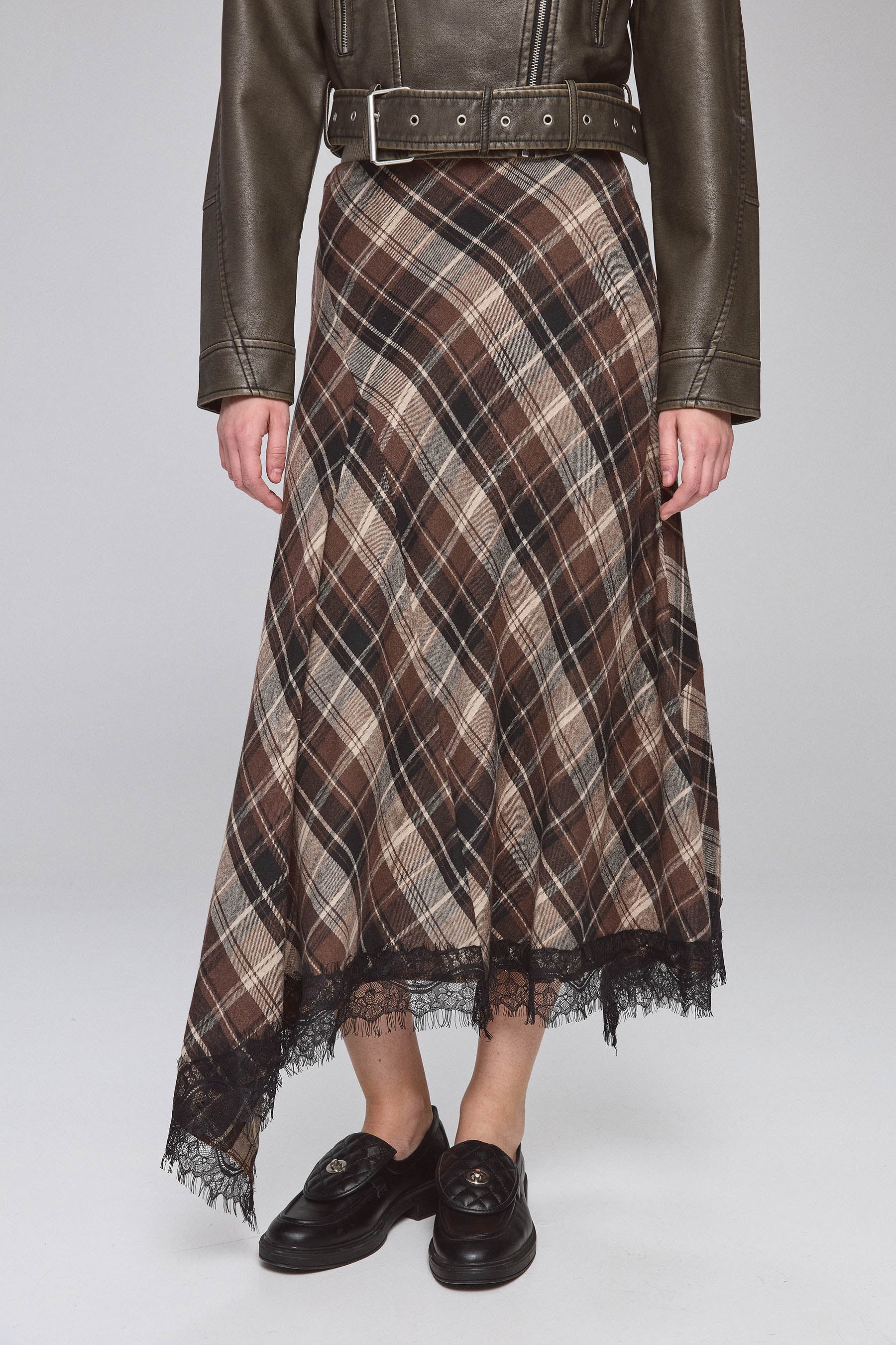 חצאית משובצת שילוב תחרה