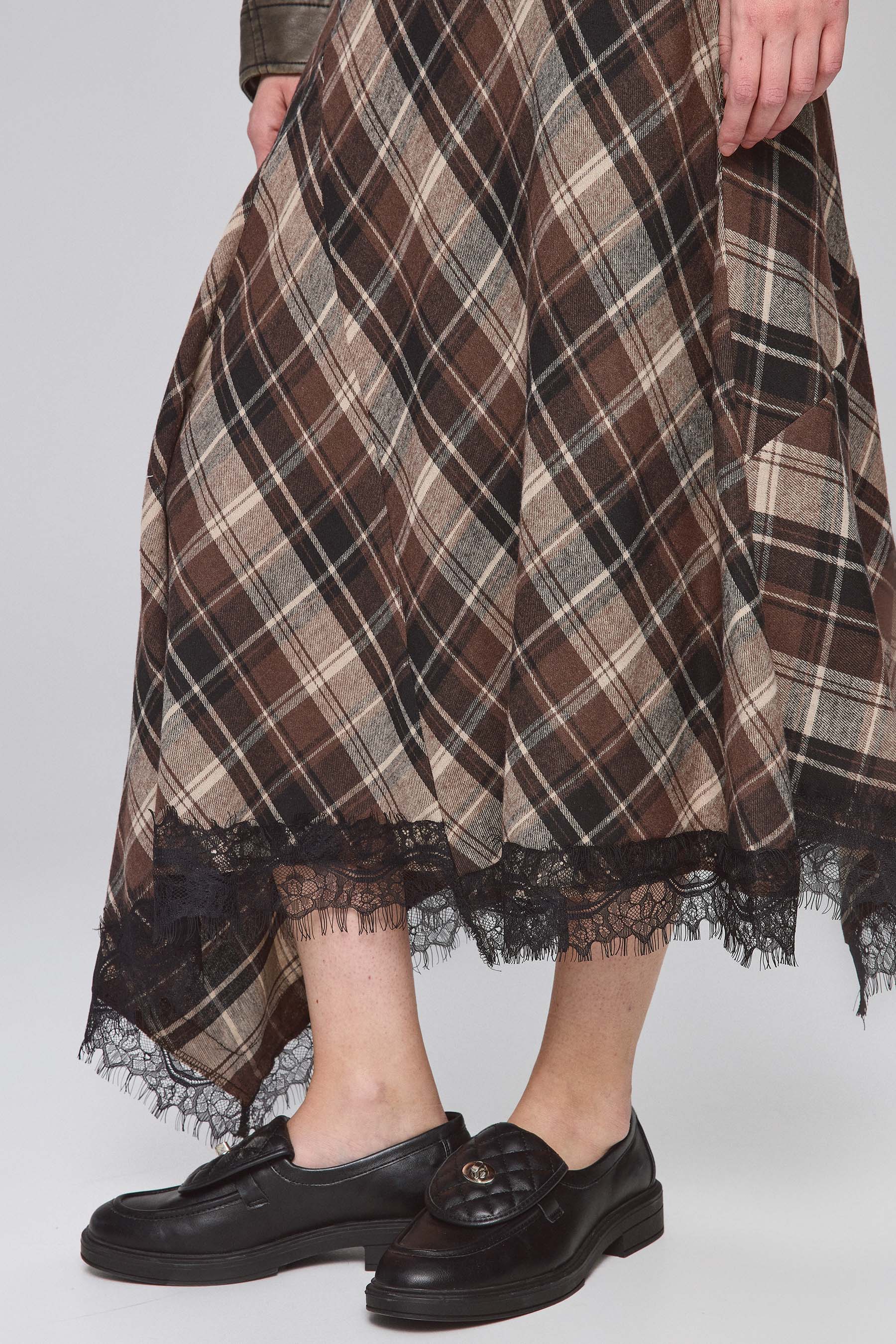 חצאית משובצת שילוב תחרה