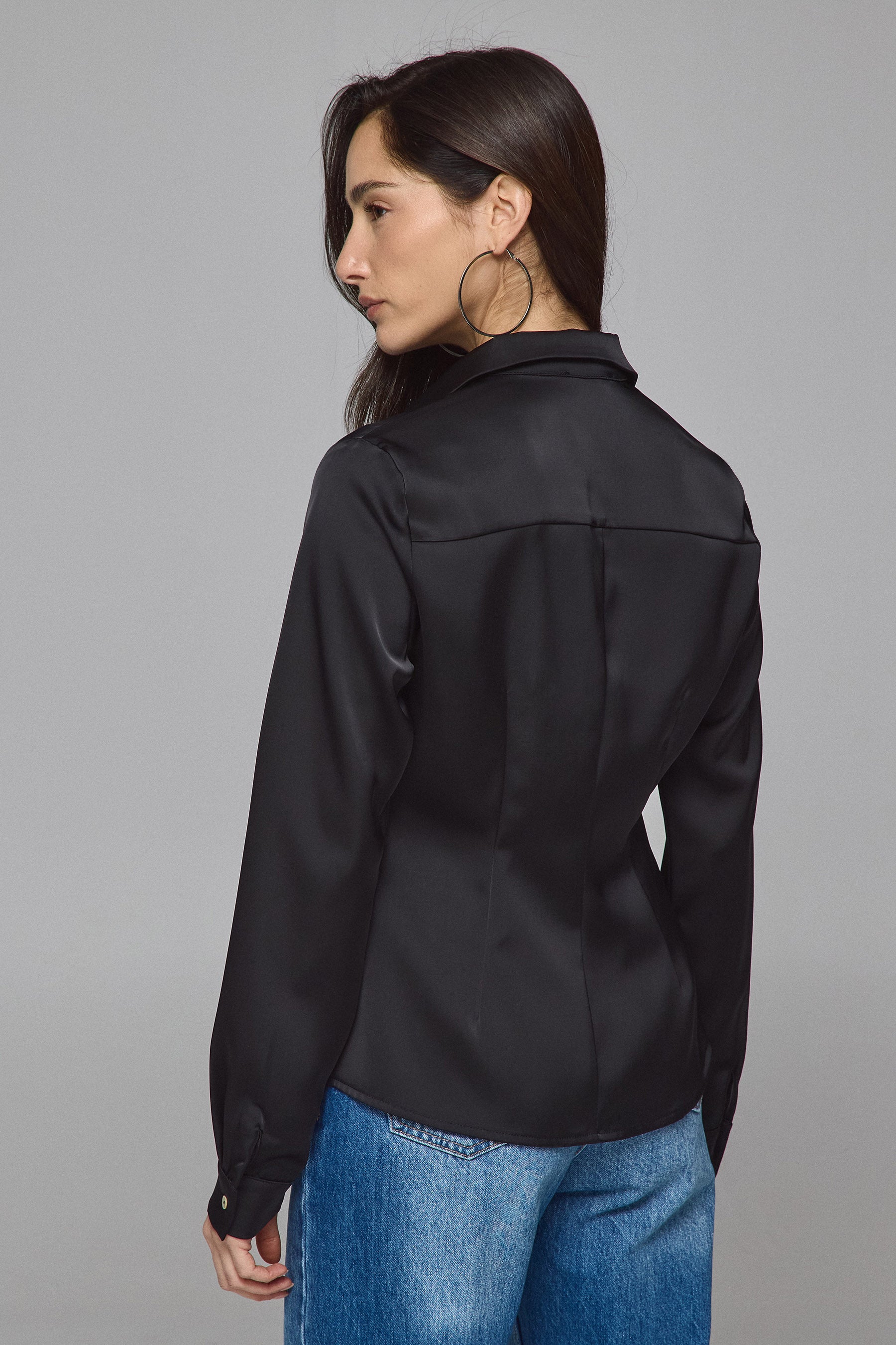 חולצת מכופתרת צמודה