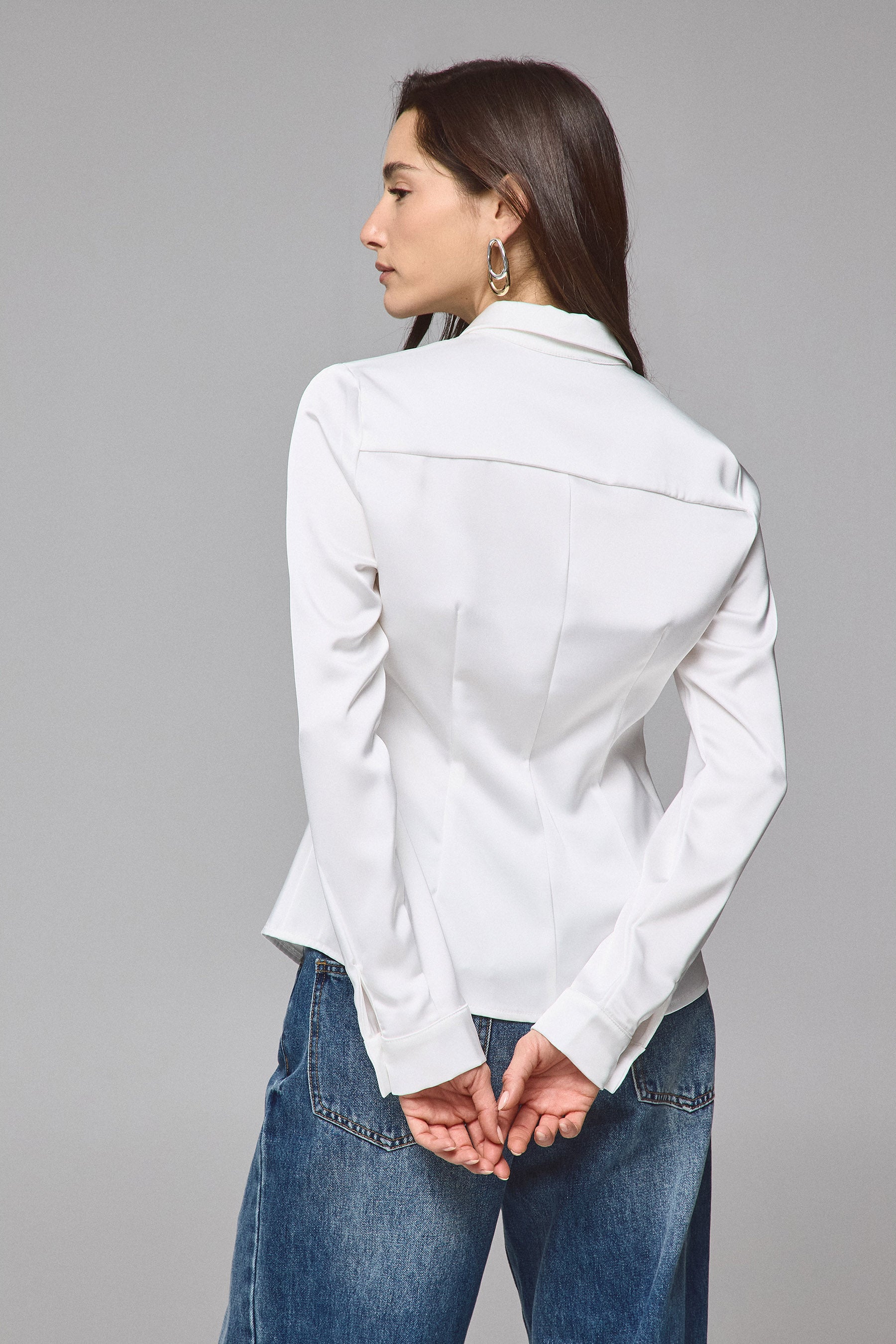 חולצת מכופתרת צמודה