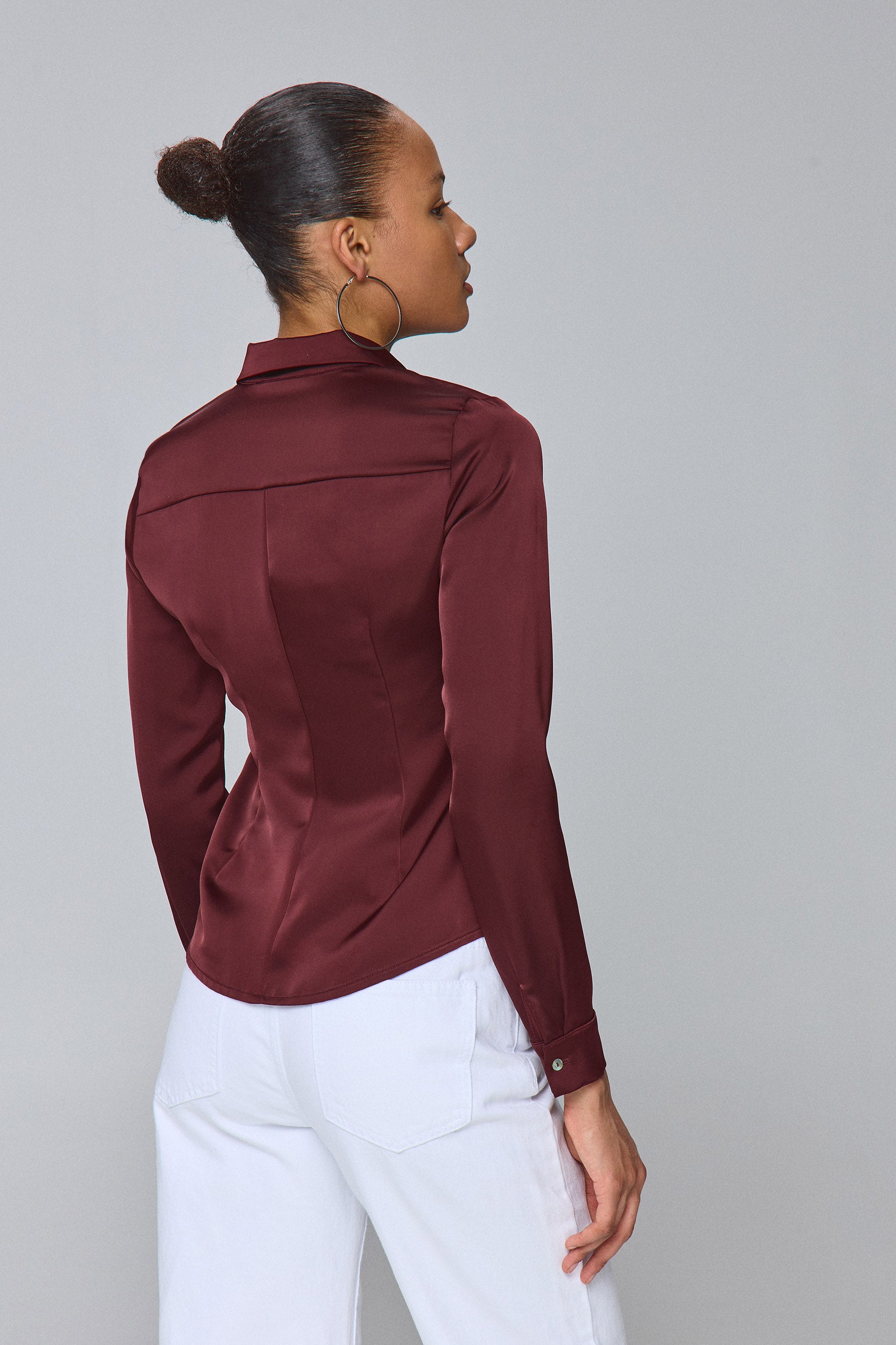 חולצת מכופתרת צמודה