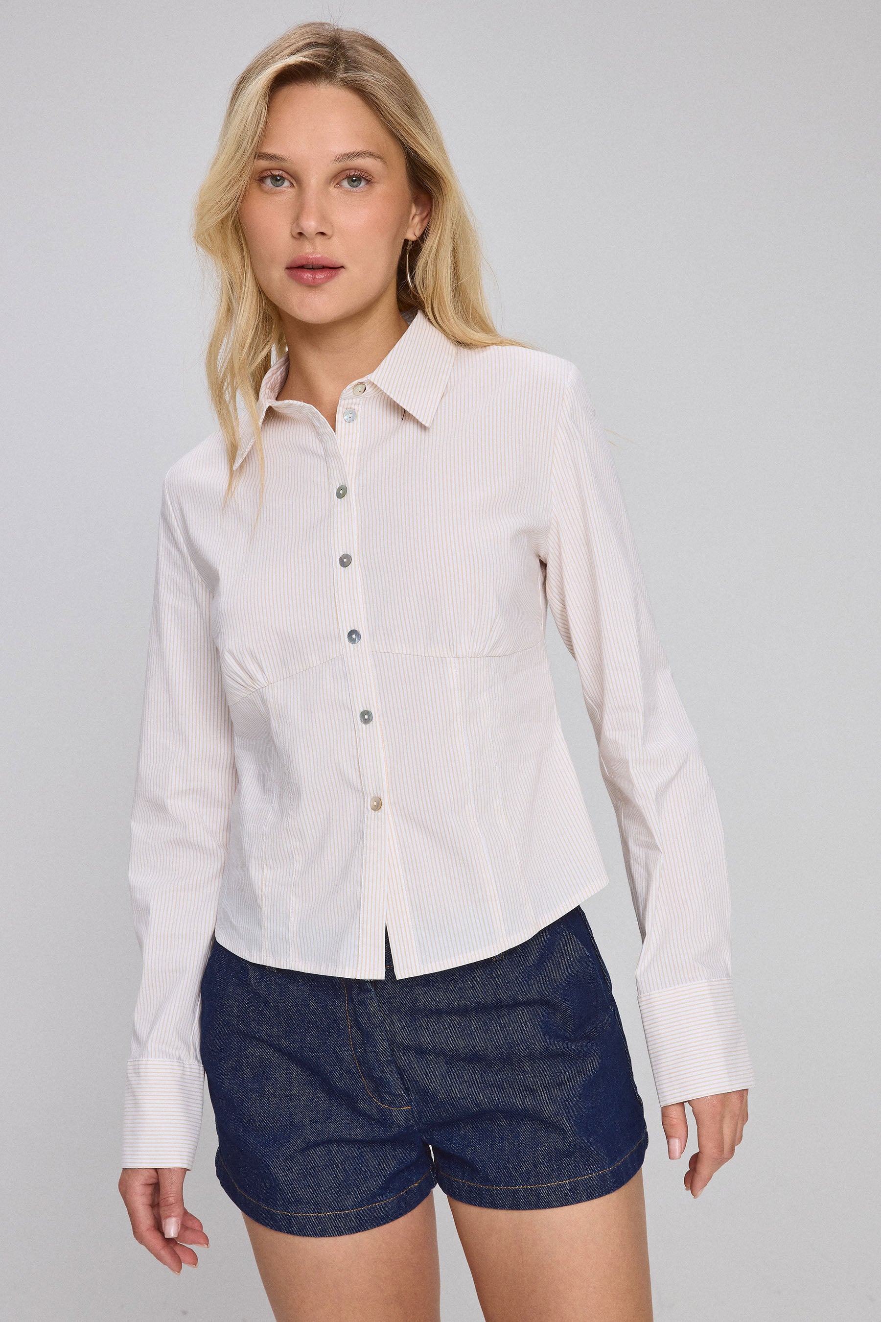 חולצה מכופתרת עם חתך נעומי