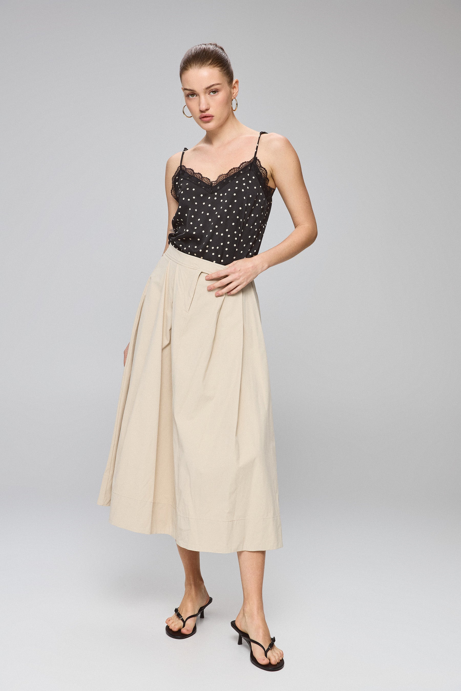 גופיית נקודות עם תחרה