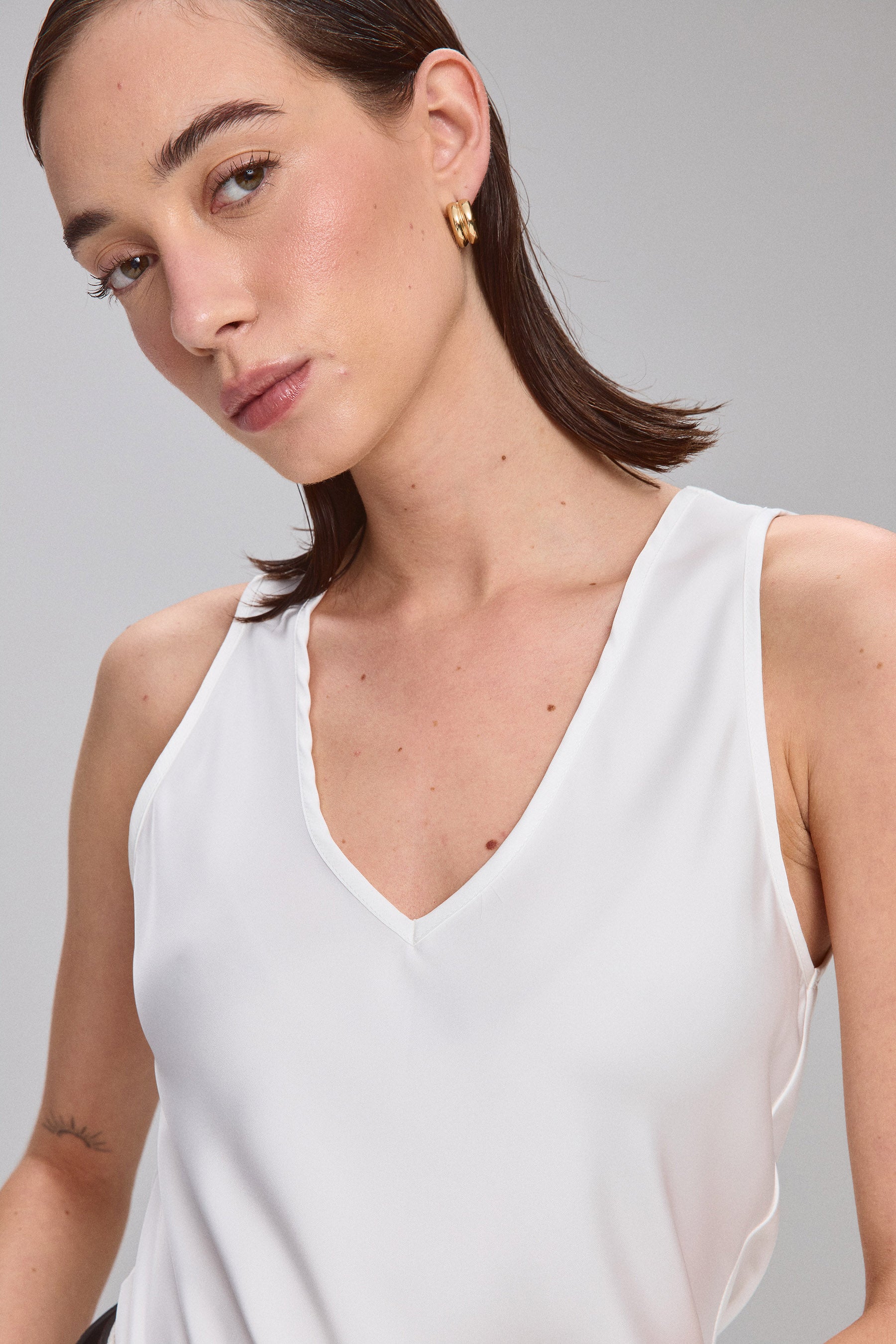 גופיית סאטן וי עמוק