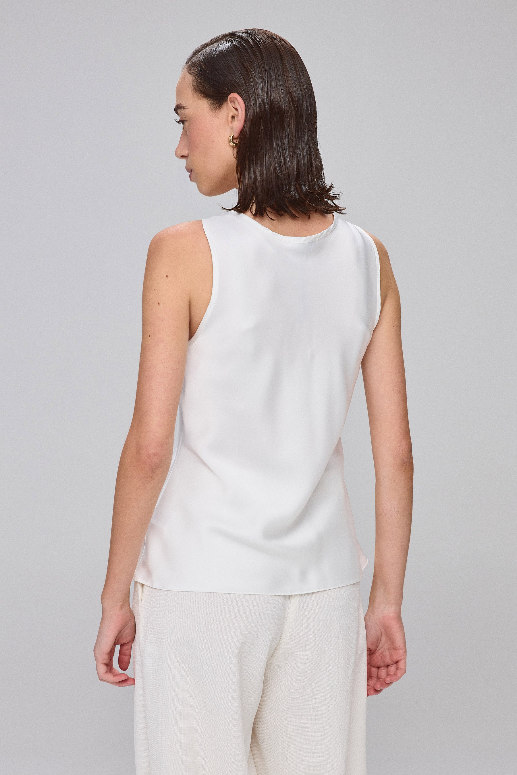 גופיית סאטן וי עמוק