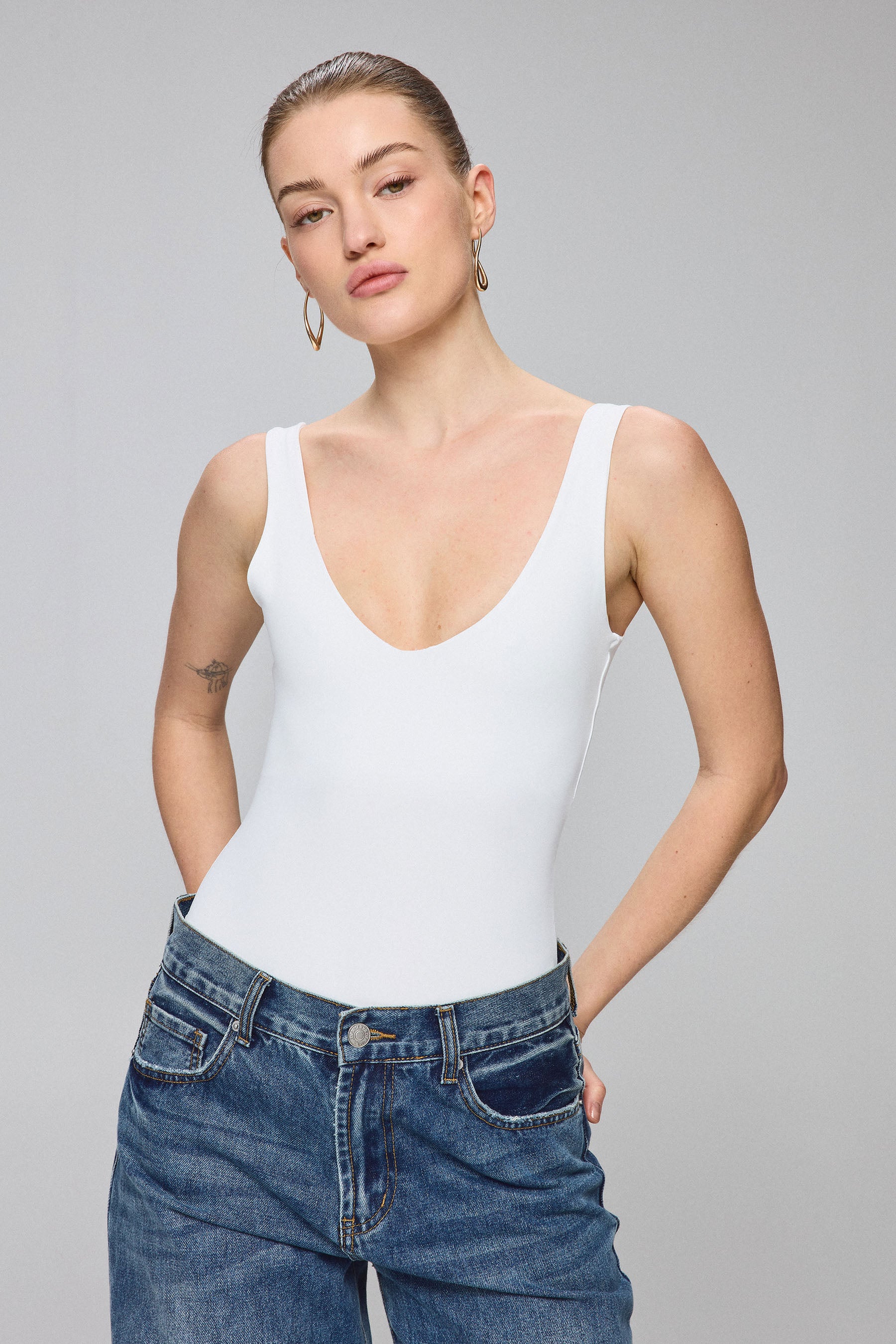 בגד גוף מחשוף וי