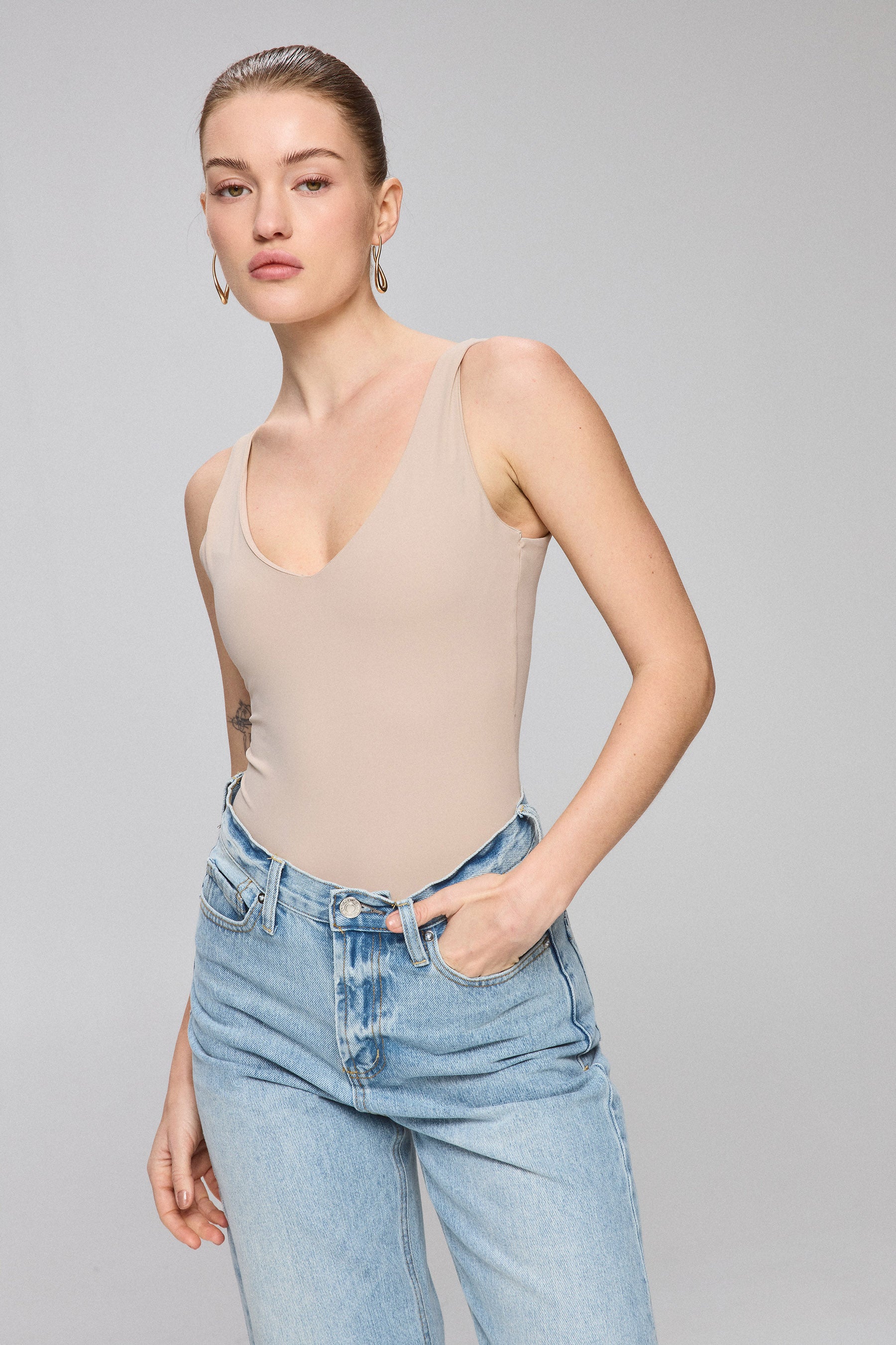 בגד גוף מחשוף וי