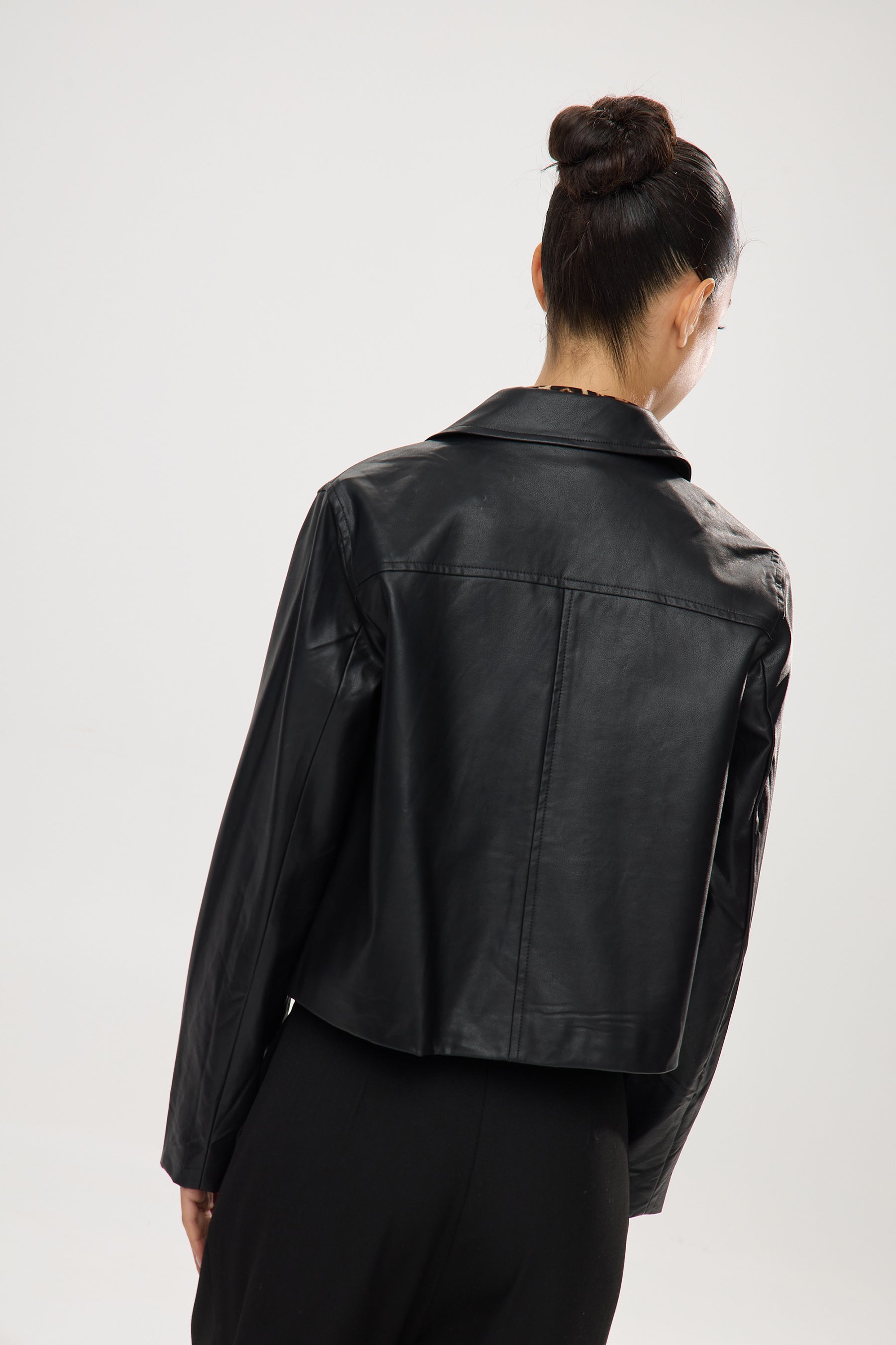 ג'קט פי-יו קרופ עם תיקתקים