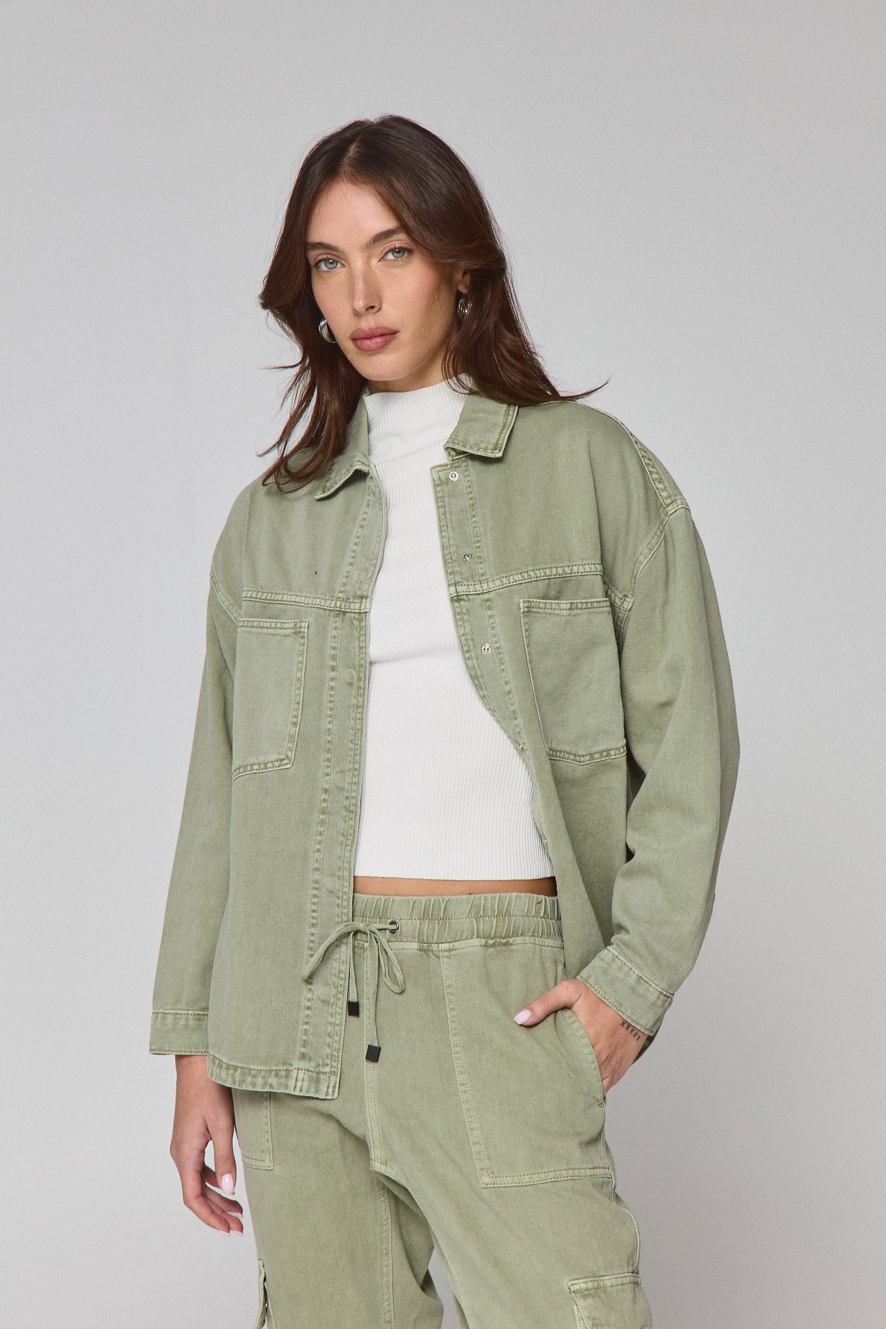 אוברשירט נלי