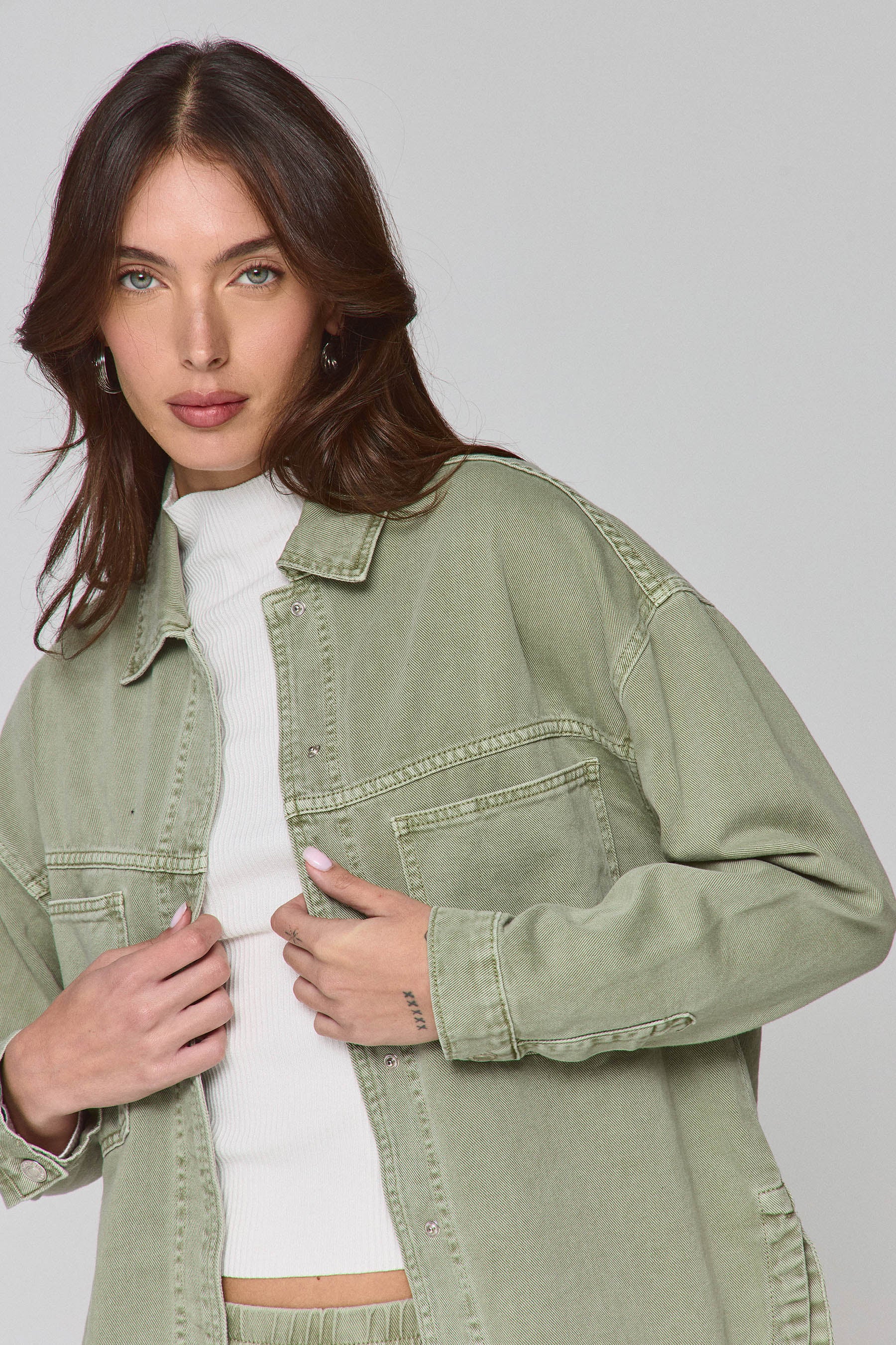 אוברשירט נלי