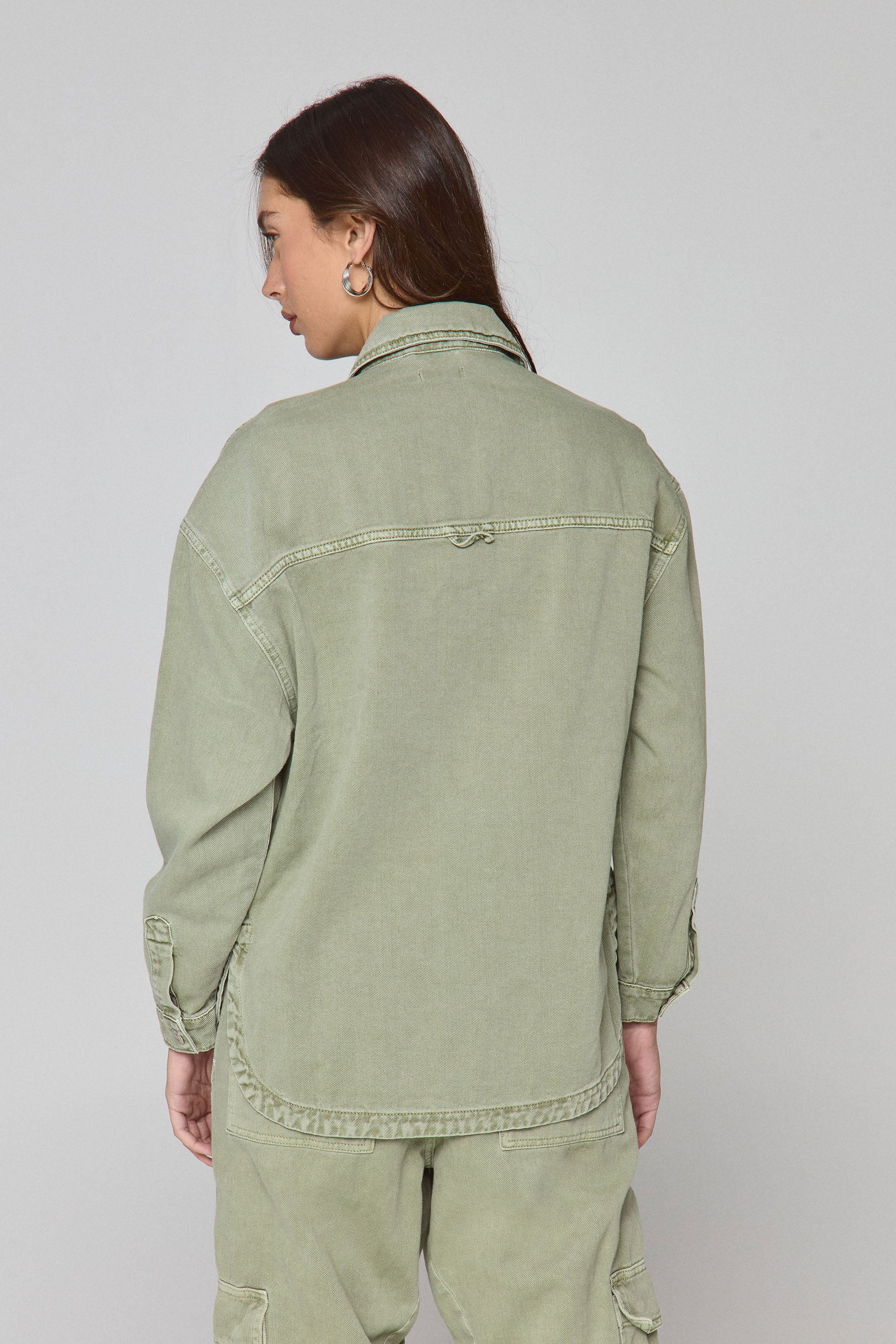 אוברשירט נלי