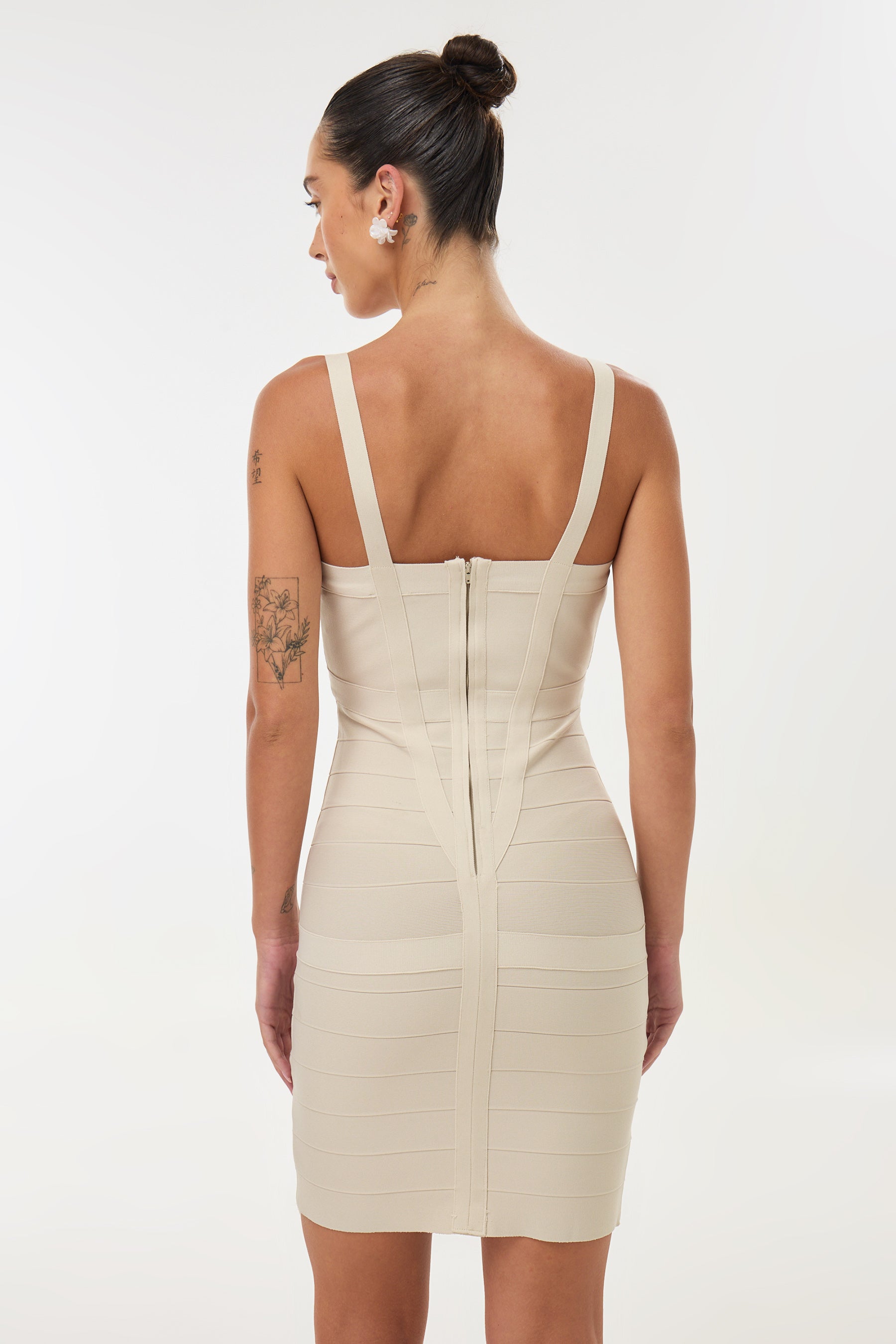 שמלת מיני מחטבת